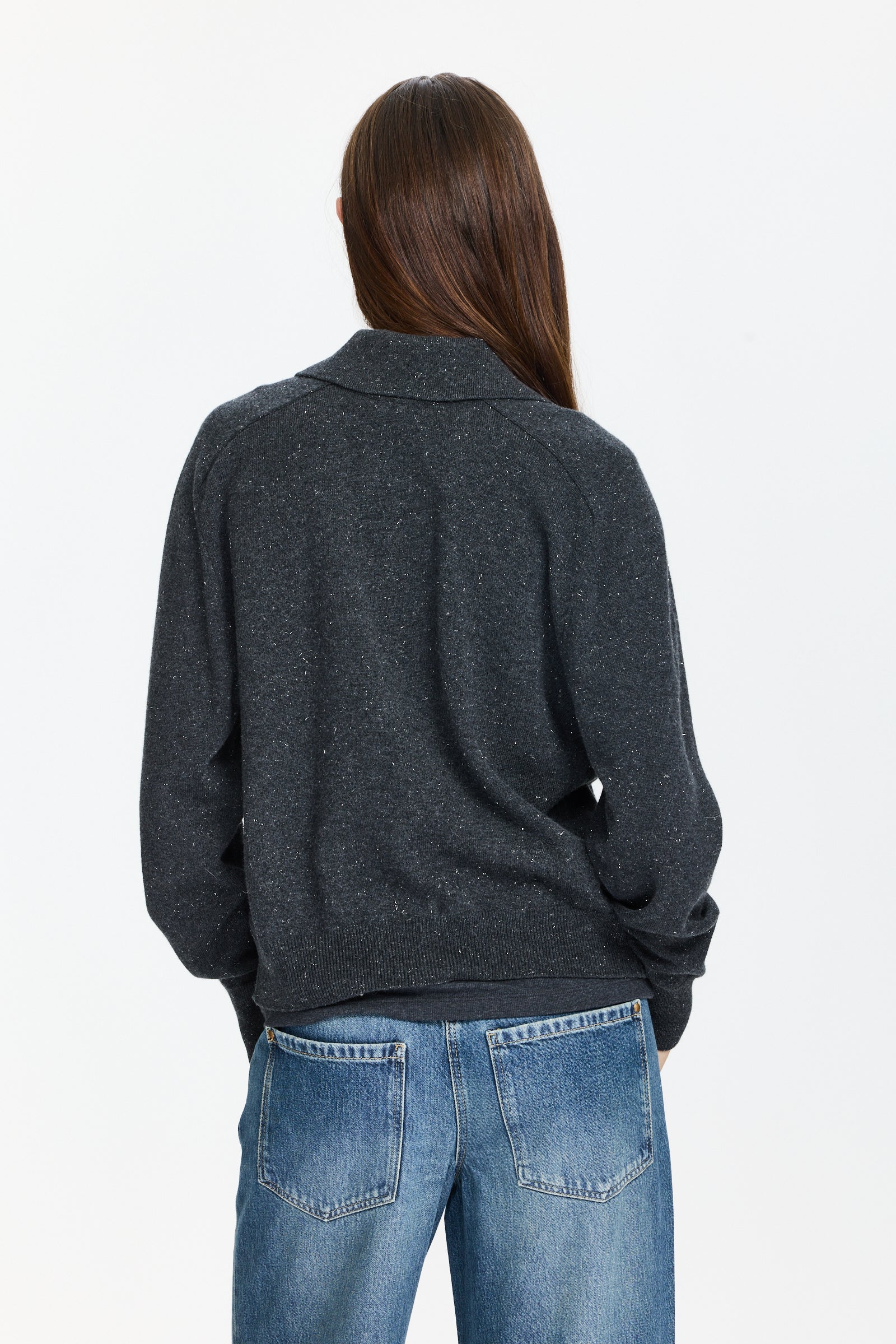 קרדיגן מנצנץ בגזרה ישרה עם סגירת כפתורים וצווארון קלאסי הרכב בד: 60% צמר חדש, 17% משי, 13% ויסקוזה, 9% קשמיר, 1% פוליאסטרהדוגמנית בגובה 1.75 ולובשת מידה 42 של Peserico