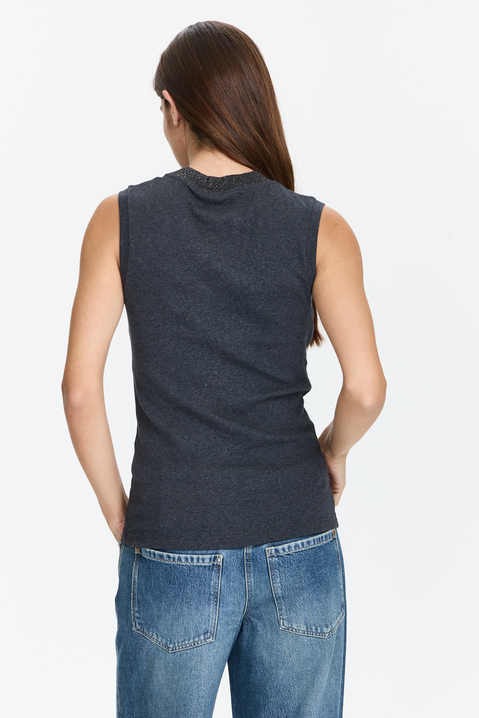 גופיה צמרירית בגזרה צמודה, עם צווארון עגול מעוטר ומנצנץהרכב בד: 94% כותנה, 6% אלסטןהדוגמנית בגובה 1.75 ולובשת מידה 42 של Peserico