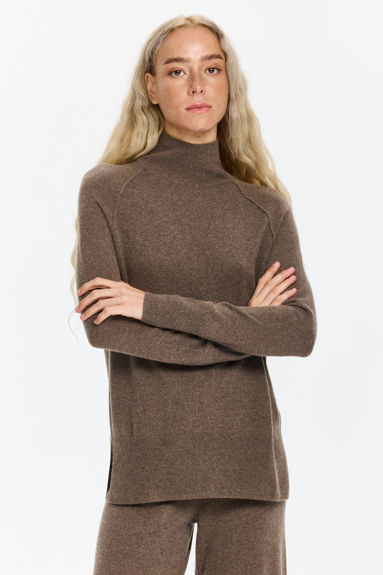 סריג נעים בגזרה ישרה עם צווארון גולףהדוגמנית בגובה 1.75 ולובשת מידה 34 של RIANI