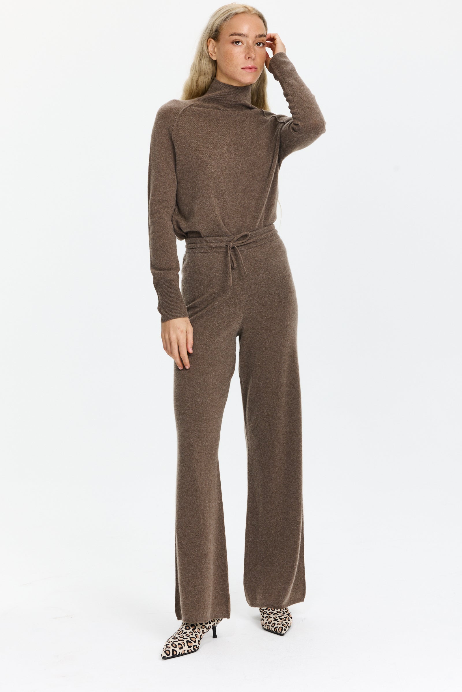 סריג נעים בגזרה ישרה עם צווארון גולףהדוגמנית בגובה 1.75 ולובשת מידה 34 של RIANI