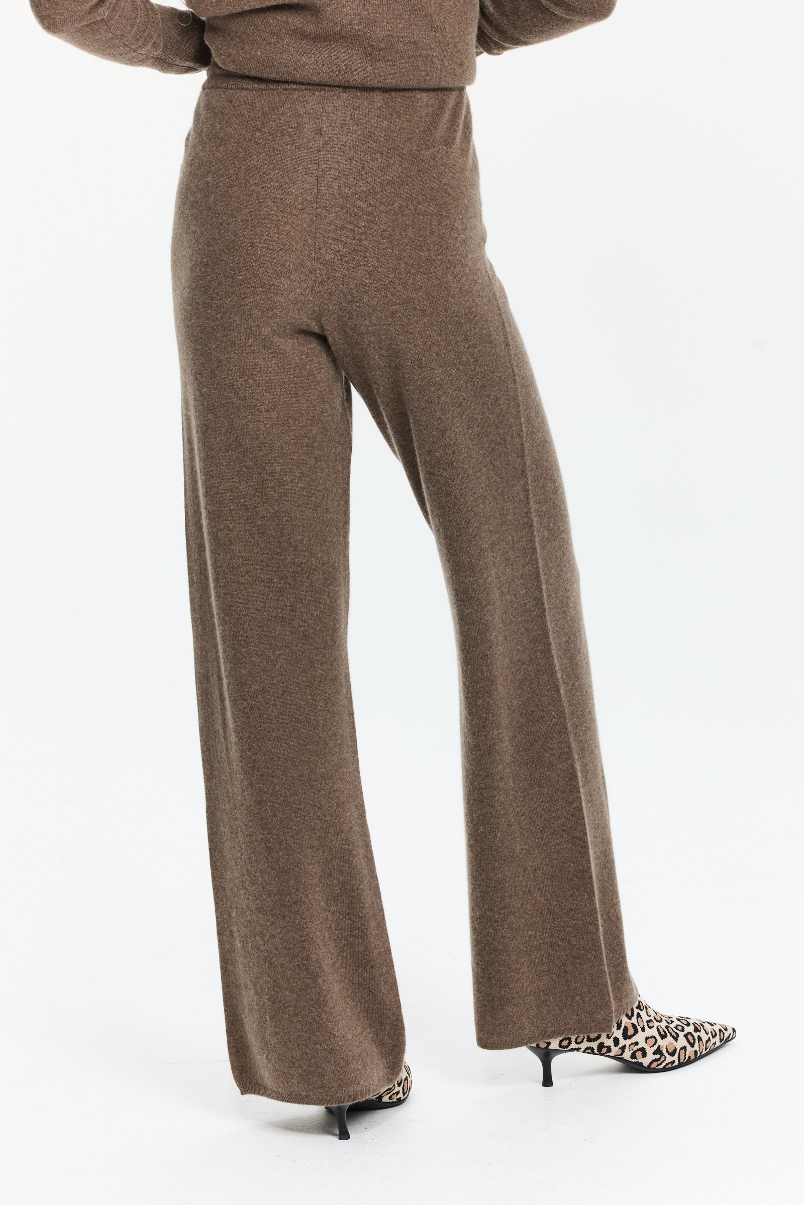 מכנסיי סריג נעימים ונוחים בגזרה רחבה, עם גומי וסרט לקשירה במותנייםהדוגמנית בגובה 1.75 ולובשת מידה 34 של RIANI