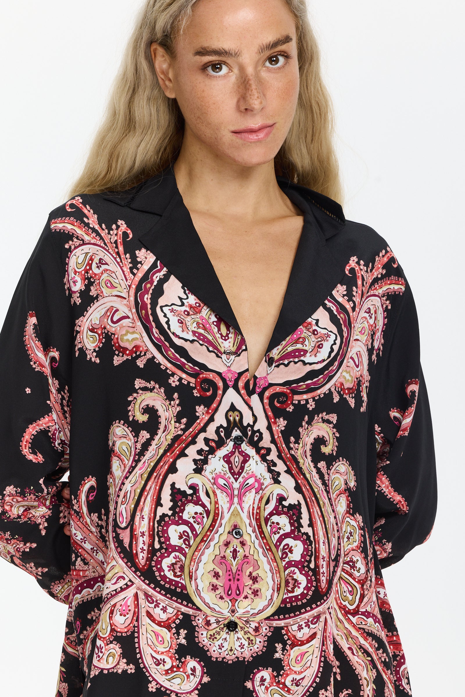 חולצת משי מכופתרת עם הדפס פייזליהרכב בד: 100% משיהדוגמנית בגובה 1.75 ולובשת מידה S של Hayley Menzies