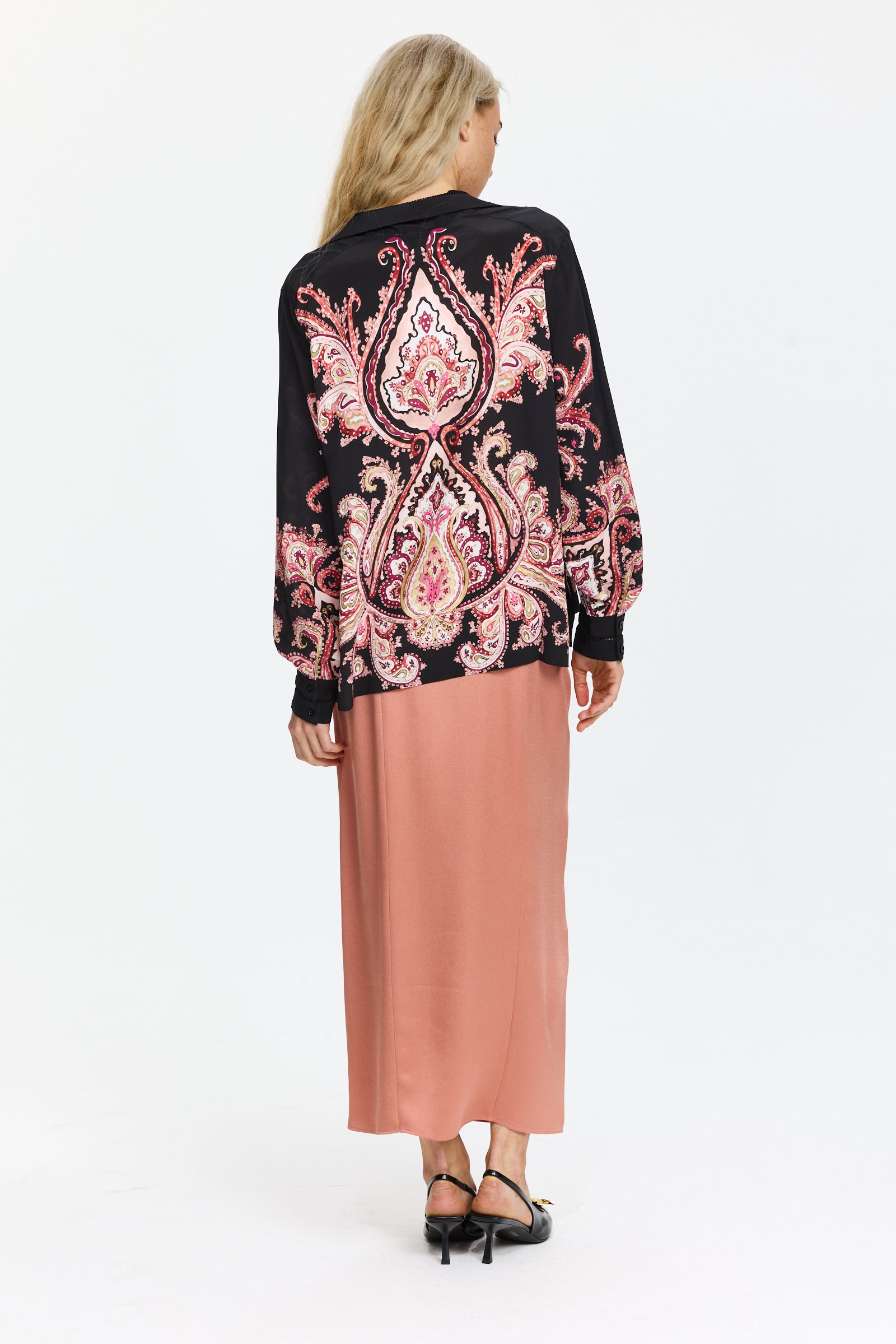 חולצת משי מכופתרת עם הדפס פייזליהרכב בד: 100% משיהדוגמנית בגובה 1.75 ולובשת מידה S של Hayley Menzies