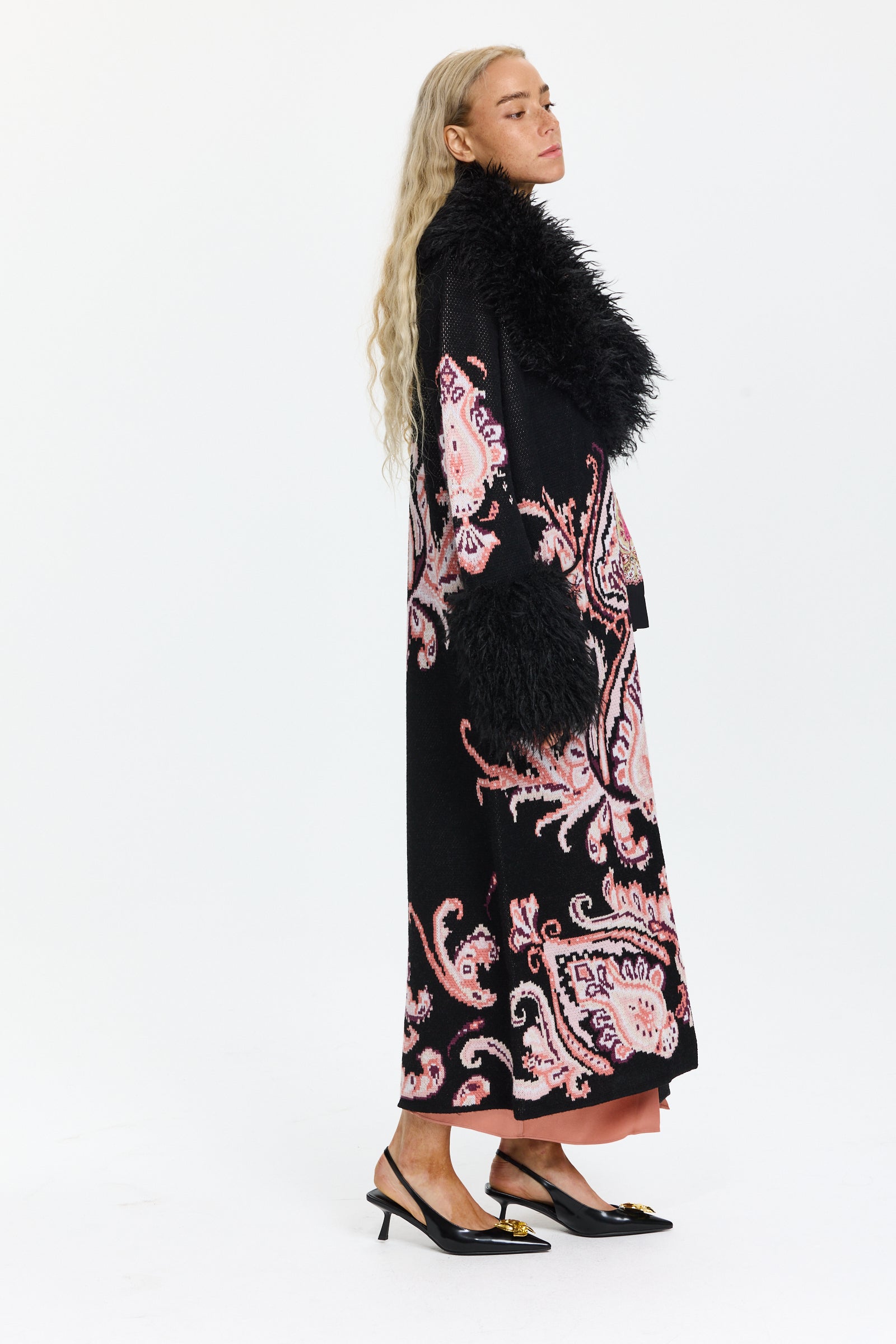 מעיל ארוך בהשראת שנות ה-70 עם פרווה רכה בשרוולים ובצווארון. כולל חגורה סרוגה, אורך מקסיהרכב בד: 100% צמרהדוגמנית בגובה 1.75 ולובשת מידה S של Hayley Menzies