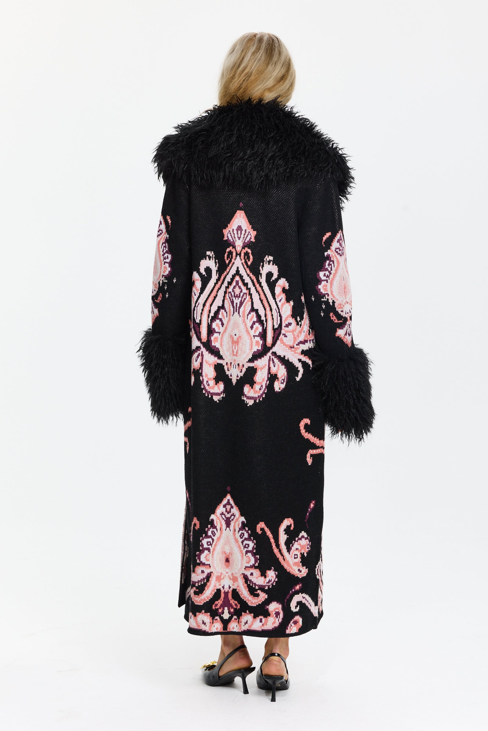 מעיל ארוך בהשראת שנות ה-70 עם פרווה רכה בשרוולים ובצווארון. כולל חגורה סרוגה, אורך מקסיהרכב בד: 100% צמרהדוגמנית בגובה 1.75 ולובשת מידה S של Hayley Menzies