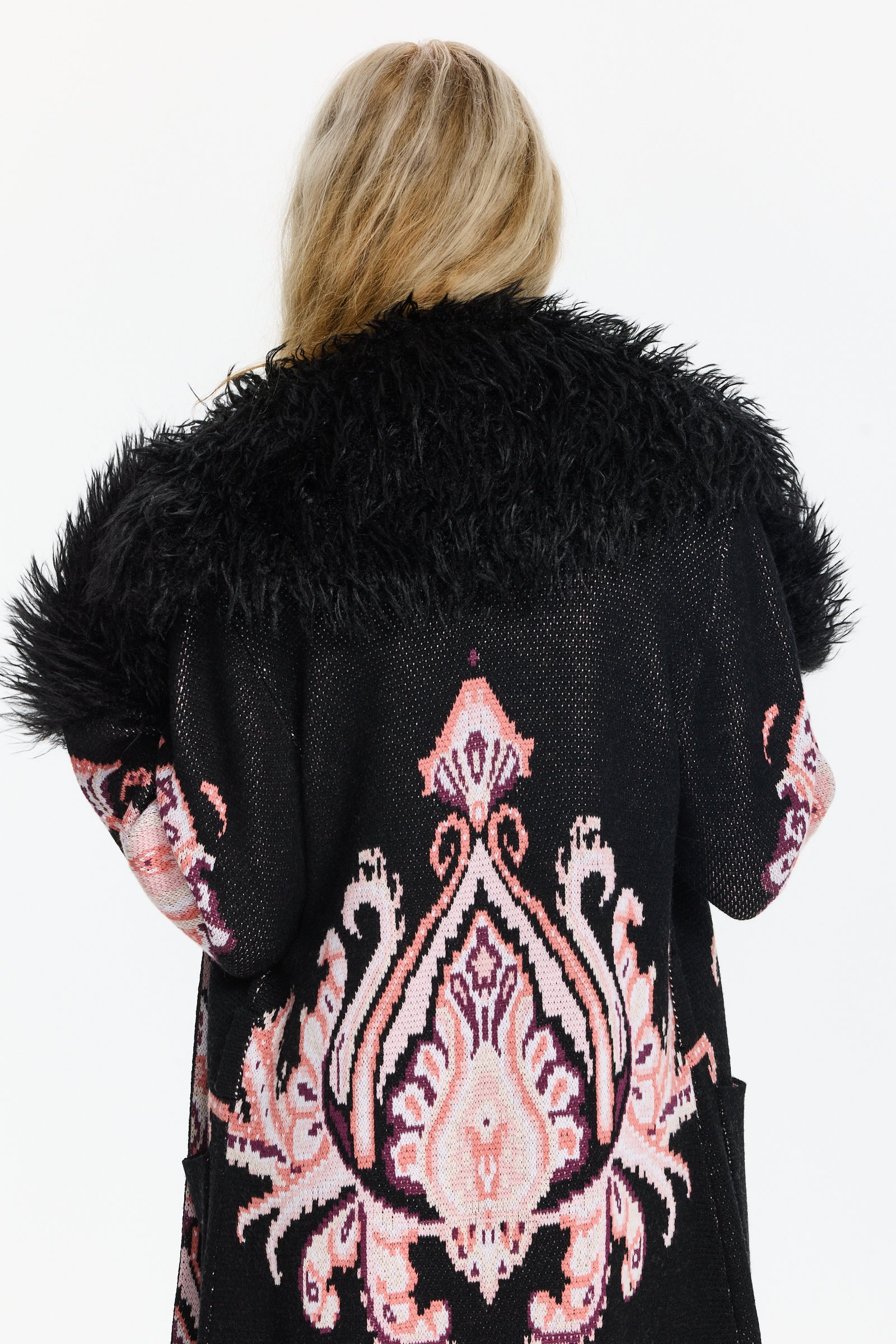 מעיל ארוך בהשראת שנות ה-70 עם פרווה רכה בשרוולים ובצווארון. כולל חגורה סרוגה, אורך מקסיהרכב בד: 100% צמרהדוגמנית בגובה 1.75 ולובשת מידה S של Hayley Menzies