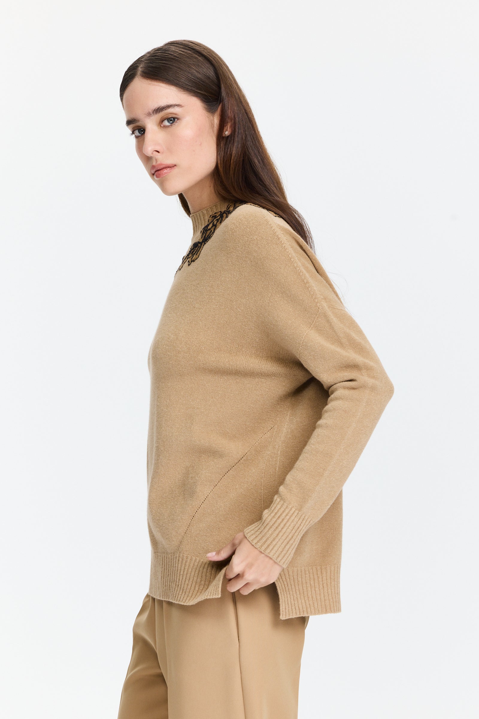 סריג נעים בגזרה רחבה בשילוב רקמת פרחים בצווארוןהדוגמנית בגובה 1.75 ולובשת מידה 42 של Ermanno