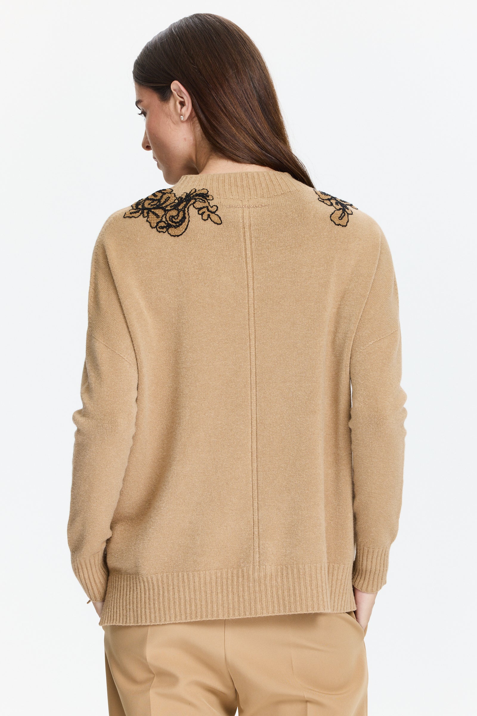 סריג נעים בגזרה רחבה בשילוב רקמת פרחים בצווארוןהדוגמנית בגובה 1.75 ולובשת מידה 42 של Ermanno