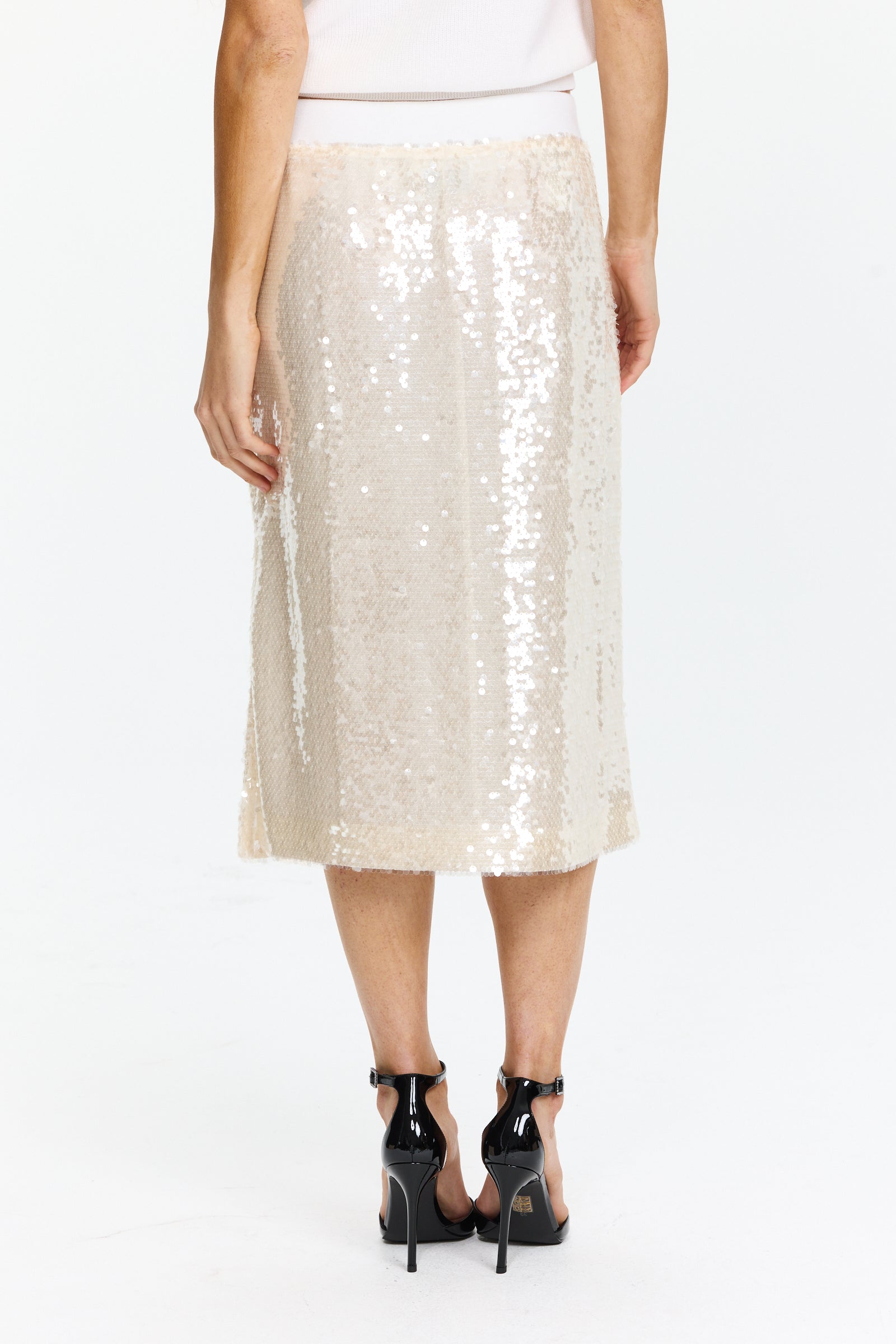 חצאית פאייטים באורך מידי ובגזרה ישרה עם גומי במותניים ובטנה מצמרהרכב הבד: 93% פוליאסטר, 7% אלסטןהדוגמנית בגובה 1.75 ולובשת מידה 42 של Peserico