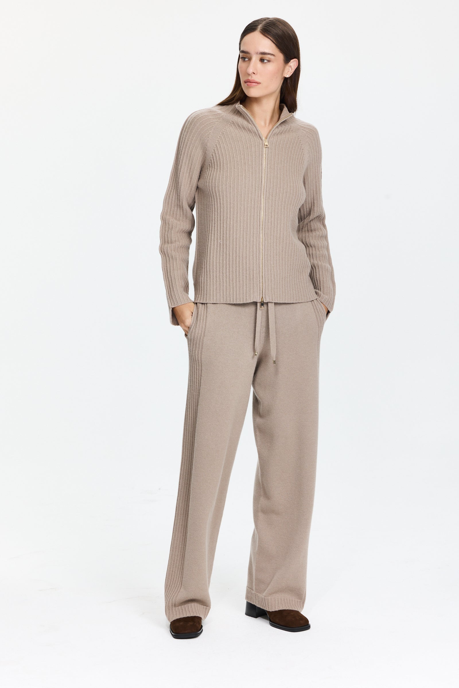 מכנסיים סרוגים עם מותן אלסטי מתכוונן וחוט קשירה, כיסים צדדיים וגזרה ישרההרכב בד: 80% צמר בתולי, 10% משי, 10% קשמירהדוגמנית בגובה 1.75 ולובשת מידה 42 של Lorena Antoniazzi