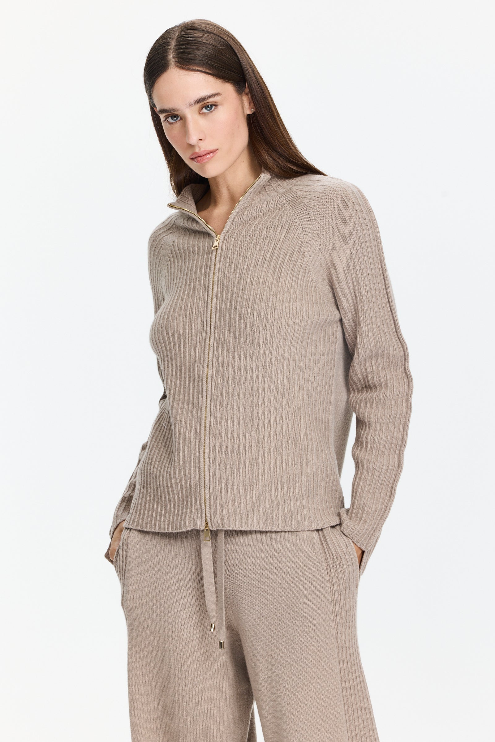 סווטשירט סרוג עם צווארון גולף וסגירה קדמית ברוכסן דו כיווני, סריגת ריב וגזרה צמודה.הרכב בד: 80% צמר בתולי, 10% קשמיר, 10% משיהדוגמנית בגובה 1.75 ולובשת מידה 42 של Lorena Antoniazzi