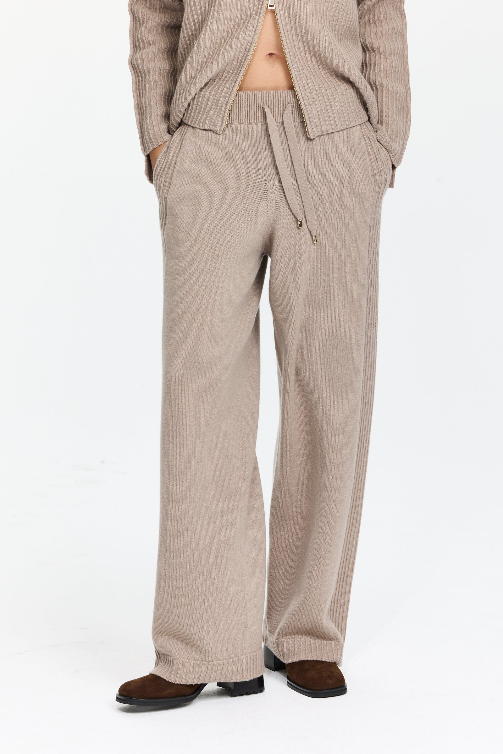 מכנסיים סרוגים עם מותן אלסטי מתכוונן וחוט קשירה, כיסים צדדיים וגזרה ישרההרכב בד: 80% צמר בתולי, 10% משי, 10% קשמירהדוגמנית בגובה 1.75 ולובשת מידה 42 של Lorena Antoniazzi