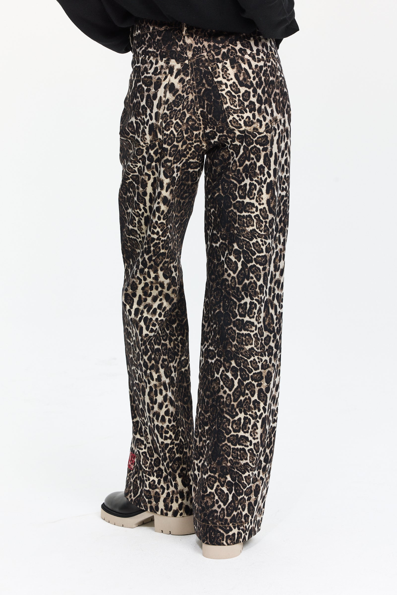 מכנסיים בגזרה רחבה עם הדפס מנומר ונצנוץ קלהרכב הבד: 60% כותנה, 28% פוליאמיד, 9% פוליאסטר, 3% אלסטאןהדוגמנית בגובה 1.75 ולובשת מידה 36 של Sportalm