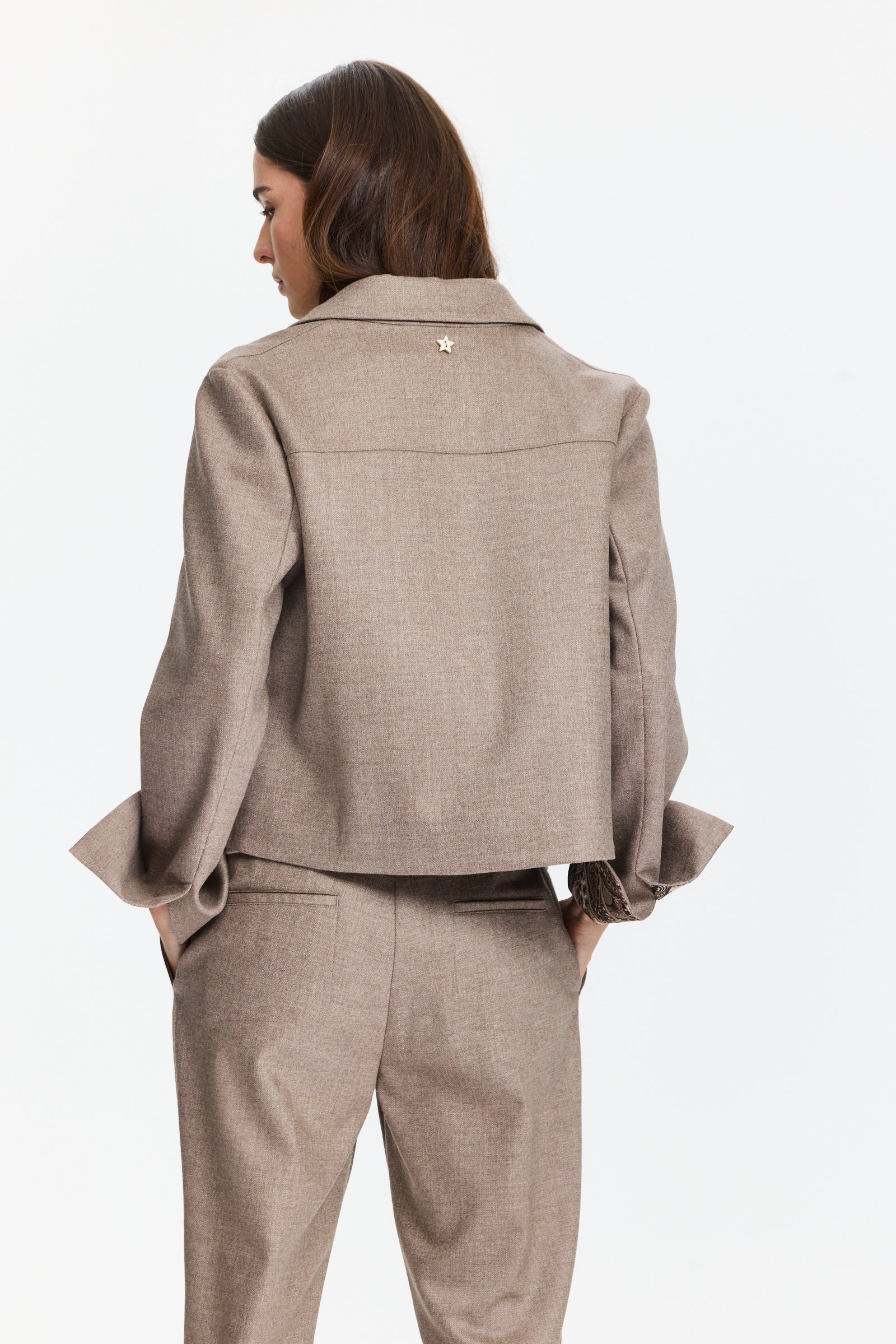 ז'קט צמר בגזרה קלאסית, עם סגירת כפתורים קדמית ותפרים נקיים, בגוון חום אפרפרהרכב בד: 99% צמר, 1% אלסטןהדוגמנית בגובה 1.75 ולובשת מידה 42 של Lorena Antoniazzi