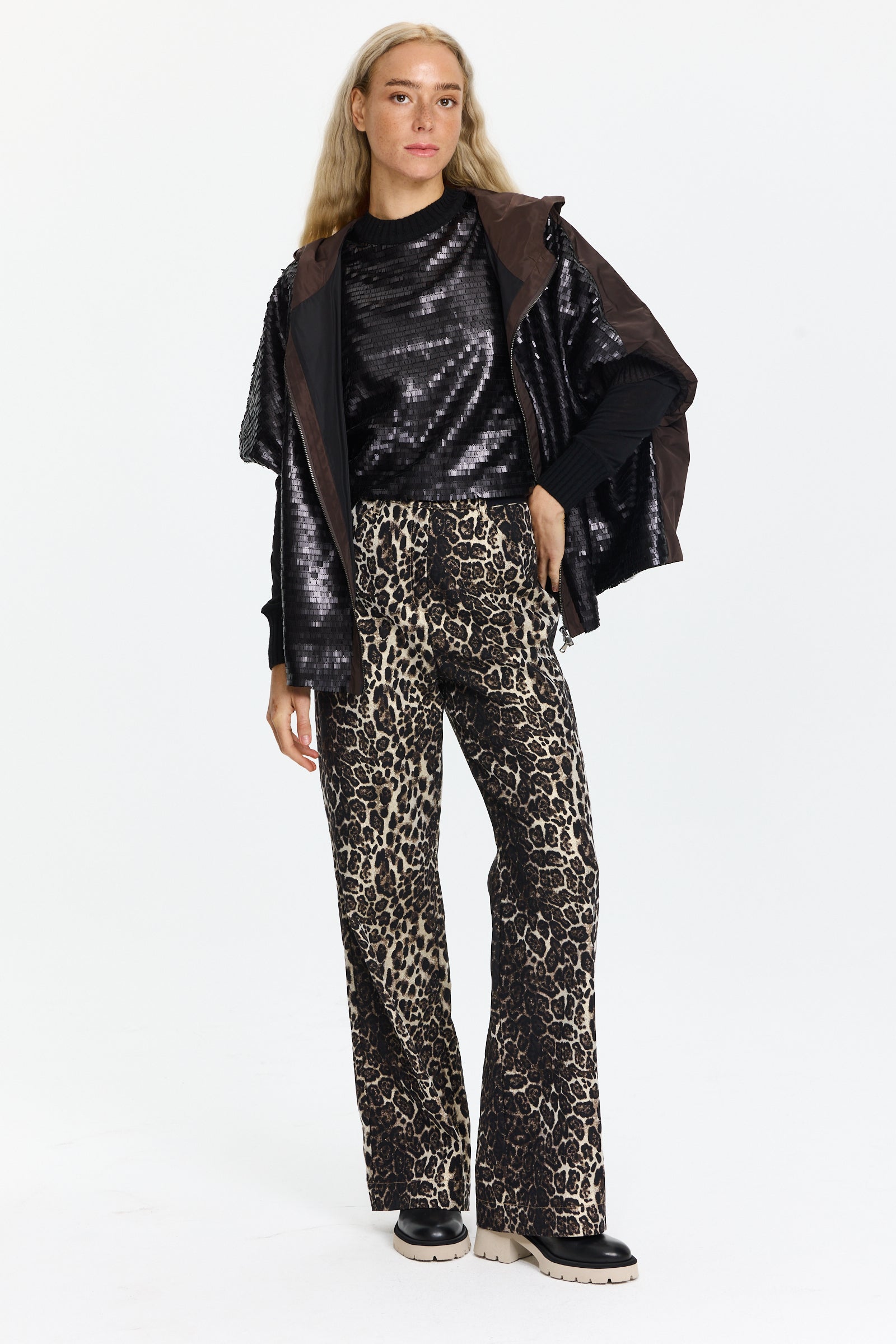 סווטשירט רחב ונוח עם פאייטים מלפניםהרכב הבד: 42% ויסקוזה, 22% פוליאמיד, 14% פוליאסטר, 12% צמר, 7% צמר סינתטי, 3% אלסטןהדוגמנית בגובה 1.75 ולובשת מידה 42 של Tricot-Chic