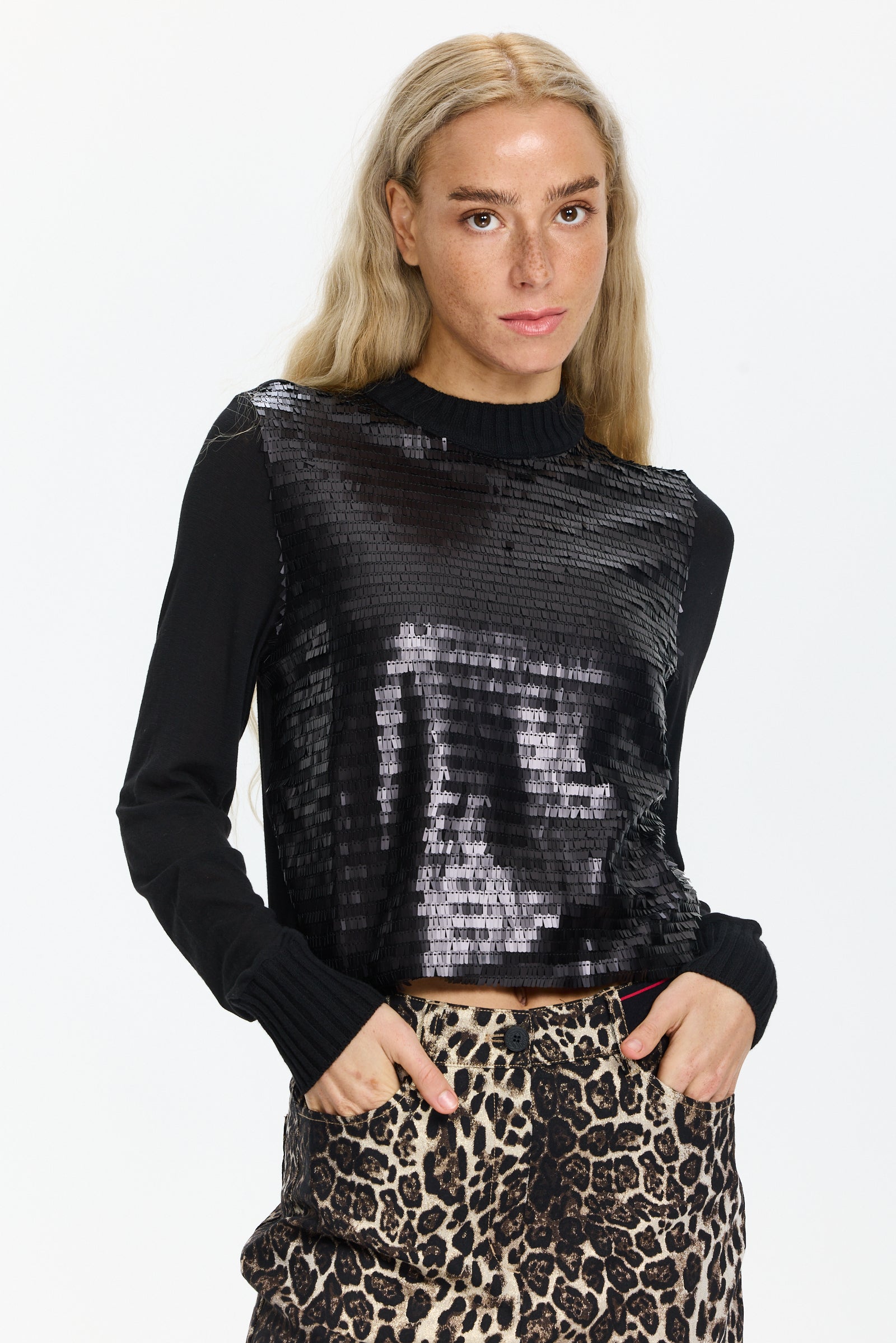 סווטשירט רחב ונוח עם פאייטים מלפניםהרכב הבד: 42% ויסקוזה, 22% פוליאמיד, 14% פוליאסטר, 12% צמר, 7% צמר סינתטי, 3% אלסטןהדוגמנית בגובה 1.75 ולובשת מידה 42 של Tricot-Chic