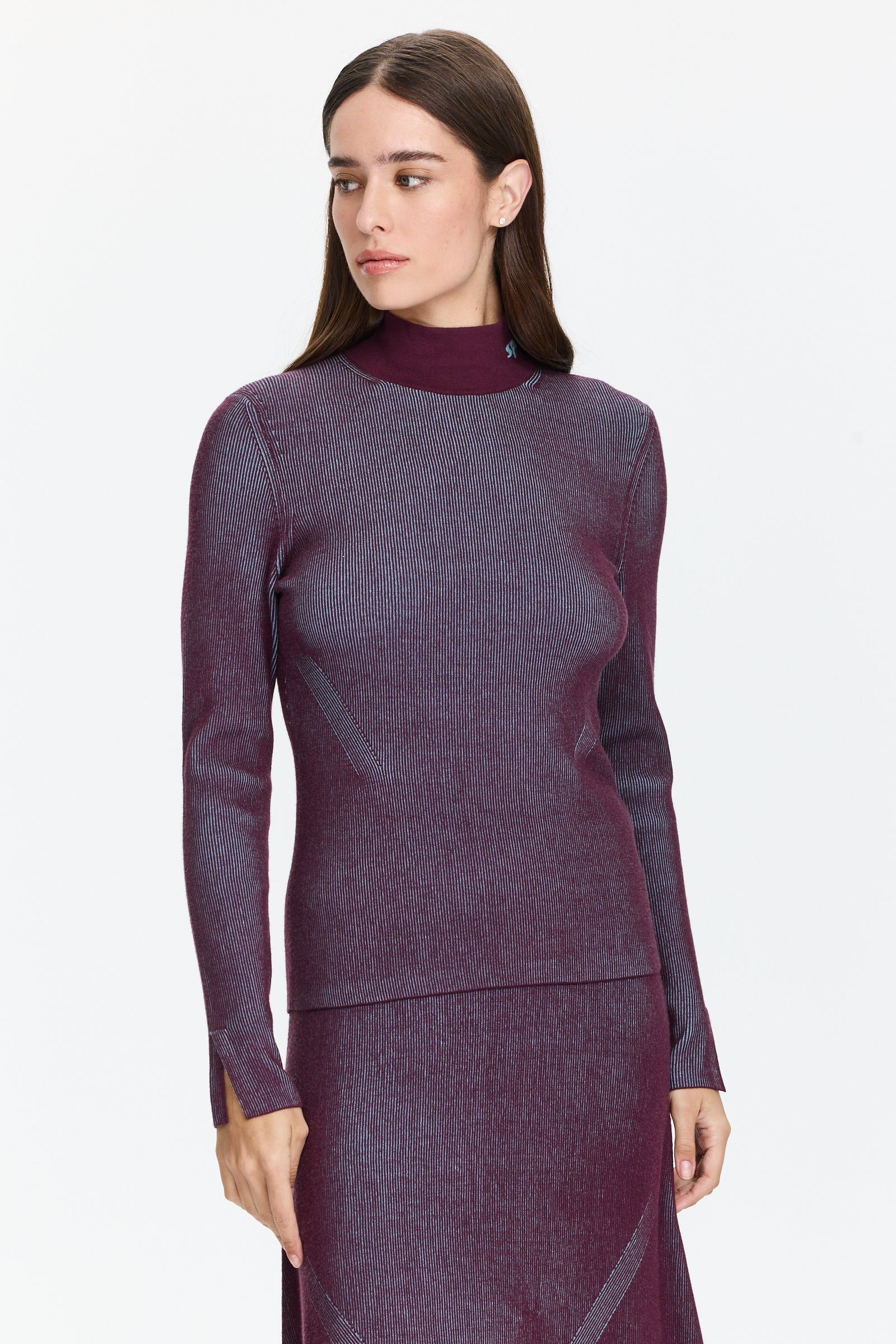 סוודר פסים בצבע חציל ותכלת, בגזרה צמודההרכב בד: 72% ויסקוזה, 28% פוליאסטרהדוגמנית בגובה 1.75 ולובשת מידה 36 של Sportalm