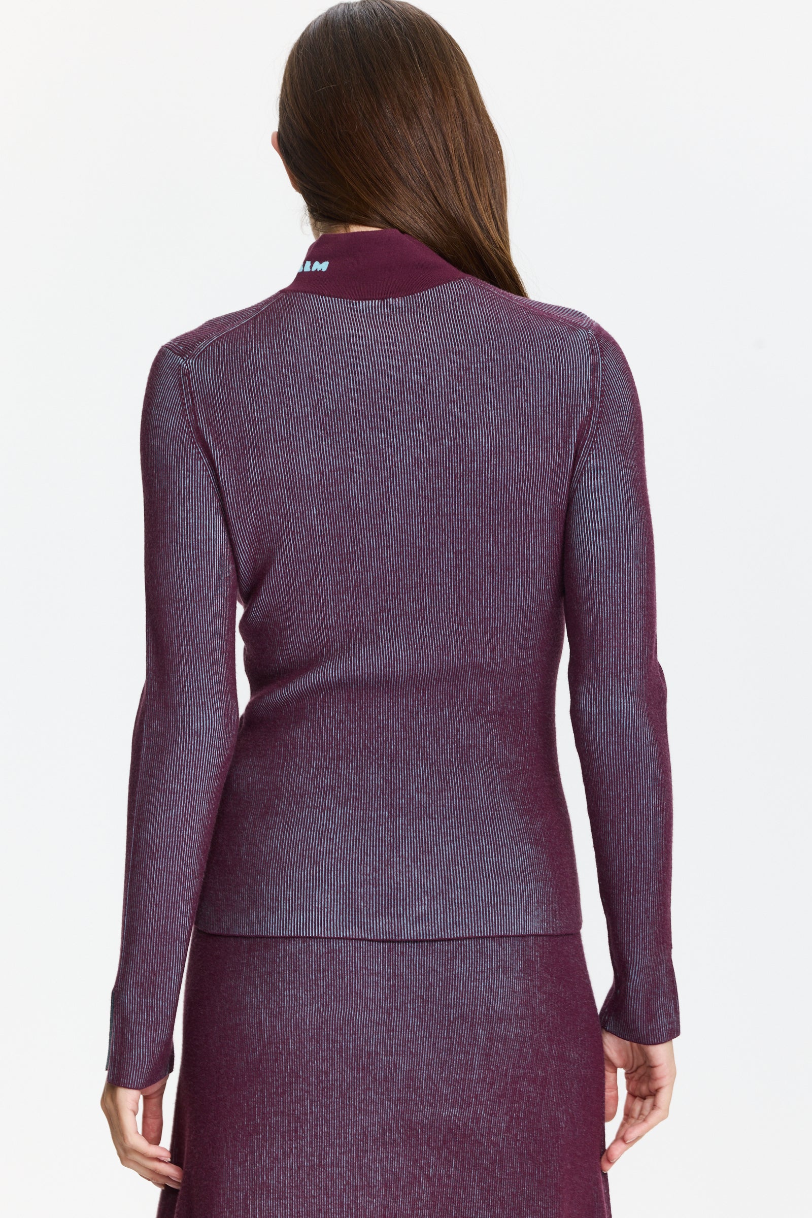 סוודר פסים בצבע חציל ותכלת, בגזרה צמודההרכב בד: 72% ויסקוזה, 28% פוליאסטרהדוגמנית בגובה 1.75 ולובשת מידה 36 של Sportalm