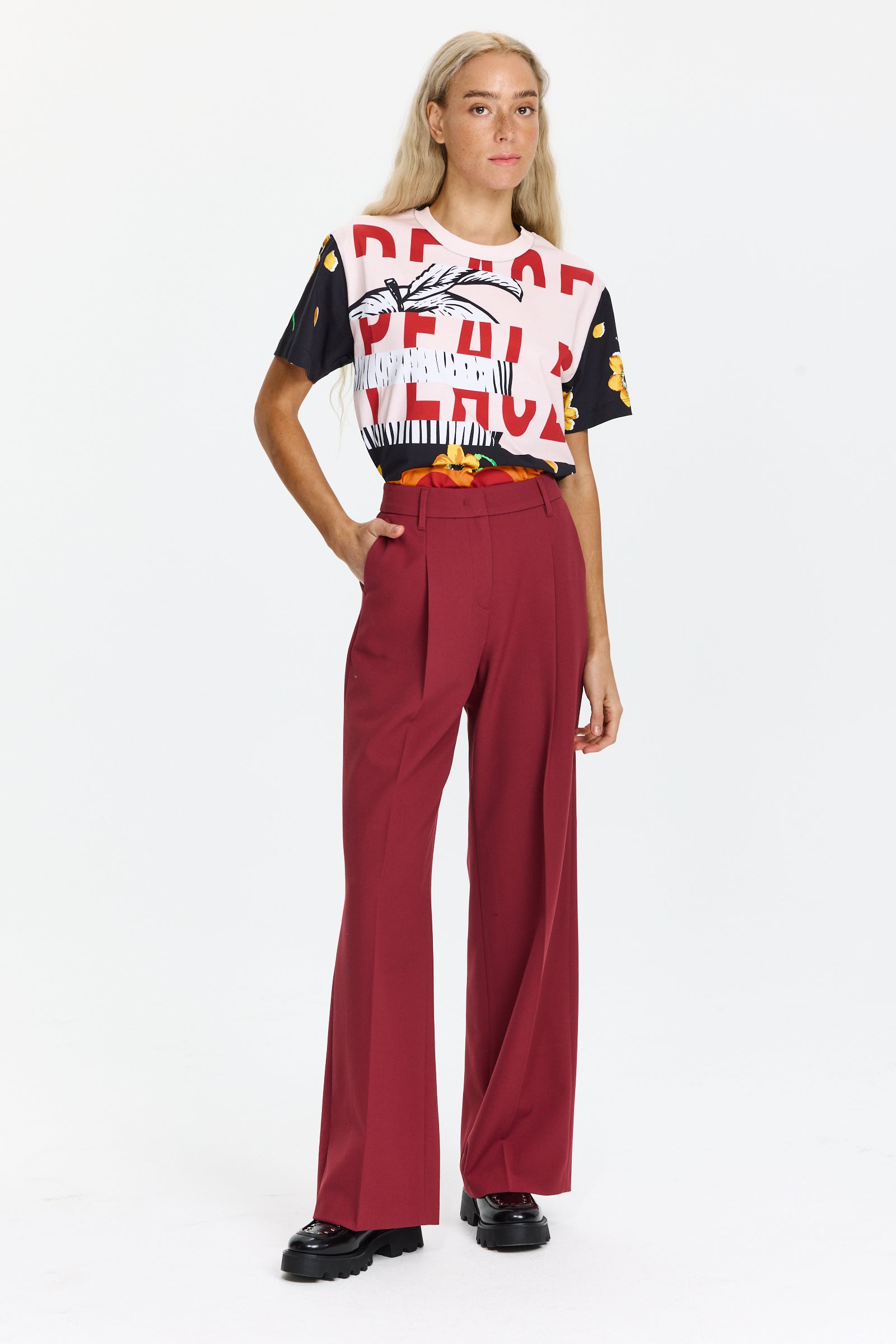 מכנסיים מחוייטים בגזרה גבוהה הרכב הבד: 92% פוליאסטר, 8% אלסטןהדוגמנית בגובה 1.75 ולובשת מידה 36 של Luisa Cerano