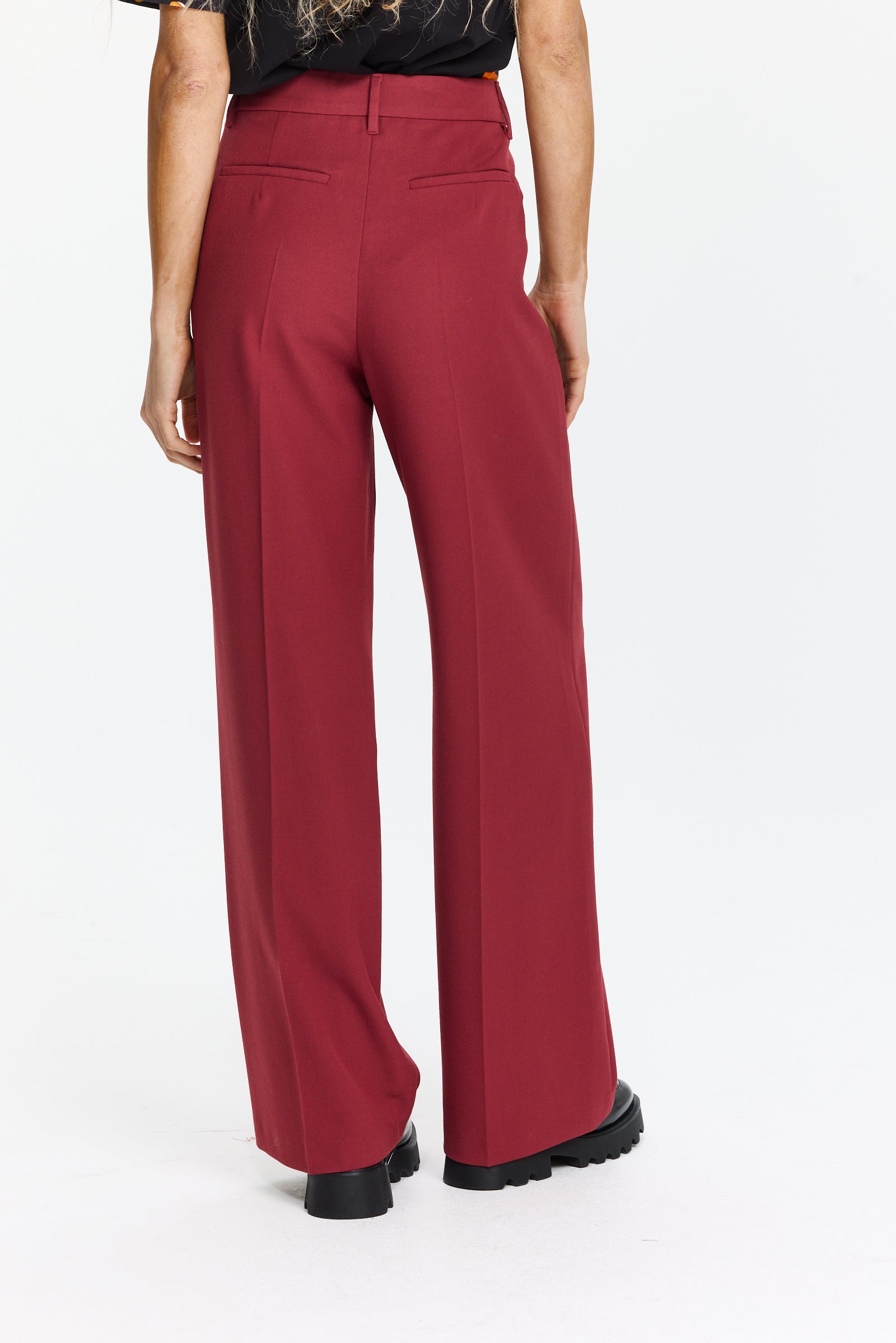 מכנסיים מחוייטים בגזרה גבוהה הרכב הבד: 92% פוליאסטר, 8% אלסטןהדוגמנית בגובה 1.75 ולובשת מידה 36 של Luisa Cerano