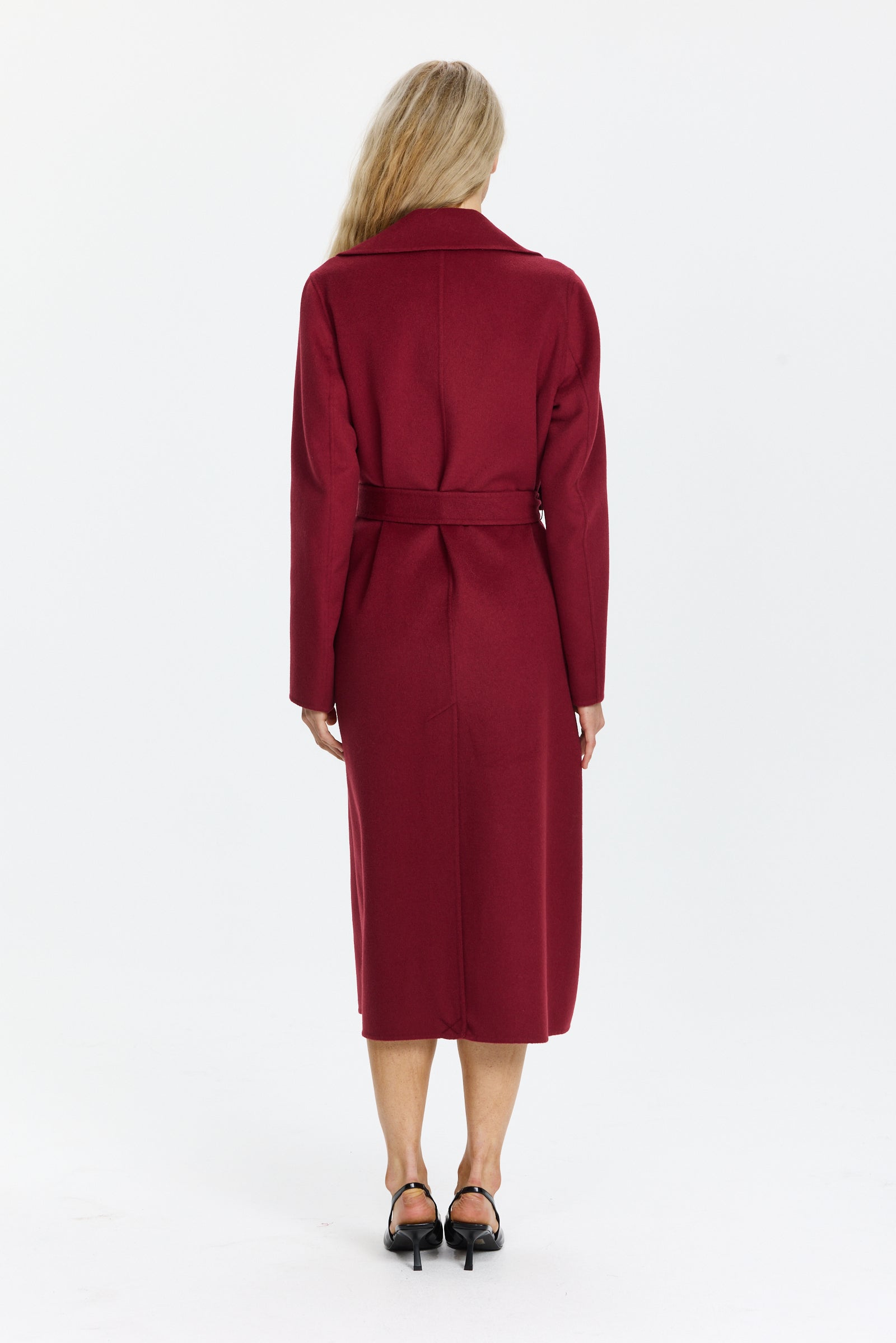 מעיל צמר ארוך קלאסי, עם חגורת קשירה וכפתורים בחזיתהרכב הבד: 85% צמר בתולי, 10% פוליאמיד, 5% קשמירהדוגמנית בגובה 1.75 ולובשת מידה 36 של Luisa Cerano