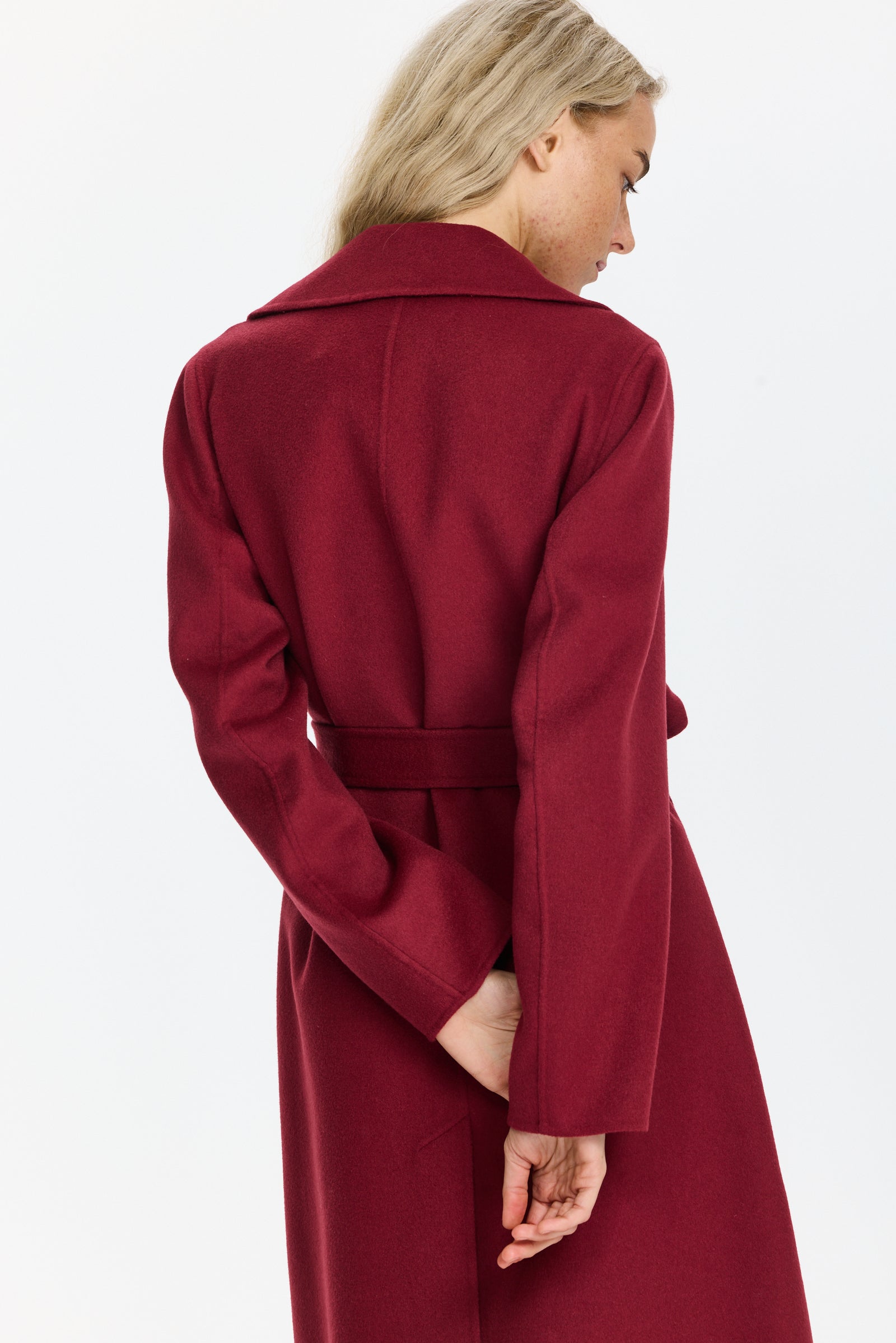 מעיל צמר ארוך קלאסי, עם חגורת קשירה וכפתורים בחזיתהרכב הבד: 85% צמר בתולי, 10% פוליאמיד, 5% קשמירהדוגמנית בגובה 1.75 ולובשת מידה 36 של Luisa Cerano