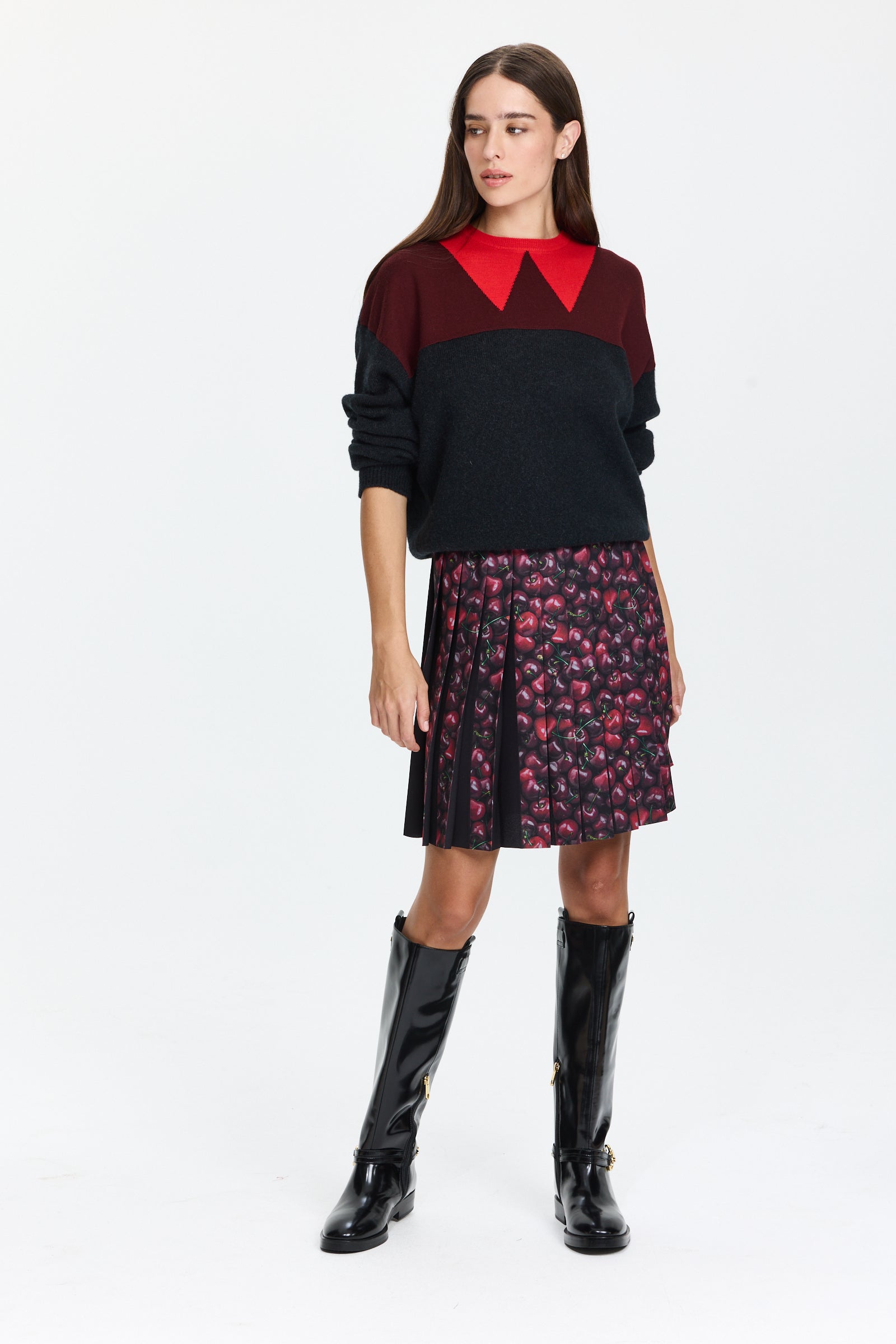 סוודר סרוג עם דוגמת צווארון אדומה ובסיס שחורהרכב הבד: 50% צמר מרינו דק, 30% צמר גמל, 10% ניילון, 10% צמר בתוליהדוגמנית בגובה 1.75 ולובשת מידה 44 של Plan C