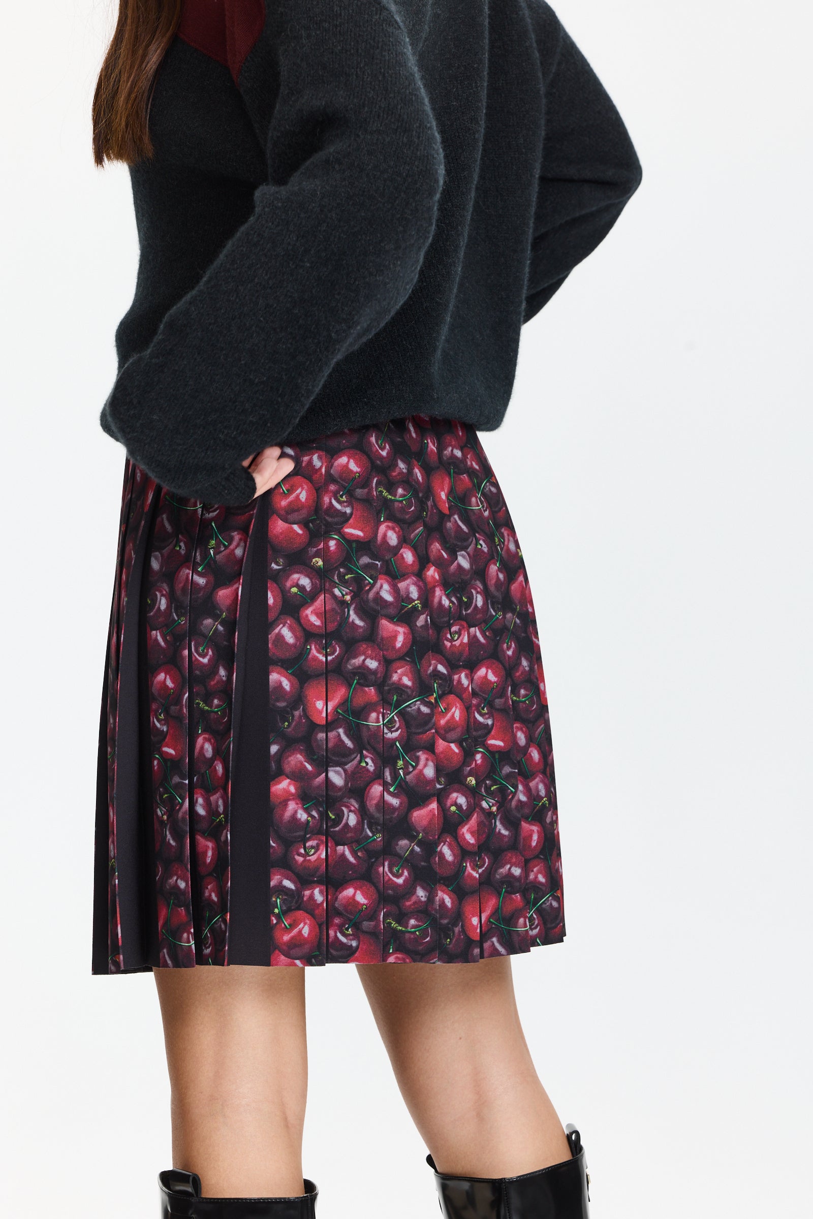 חצאית קפלים קצרה עם הדפס דובדבנים משתנה ובד מקופל שחור, בגזרה קלאסיתהרכב הבד: 100% פוליאסטרהדוגמנית בגובה 1.75 ולובשת מידה 36 של Riani