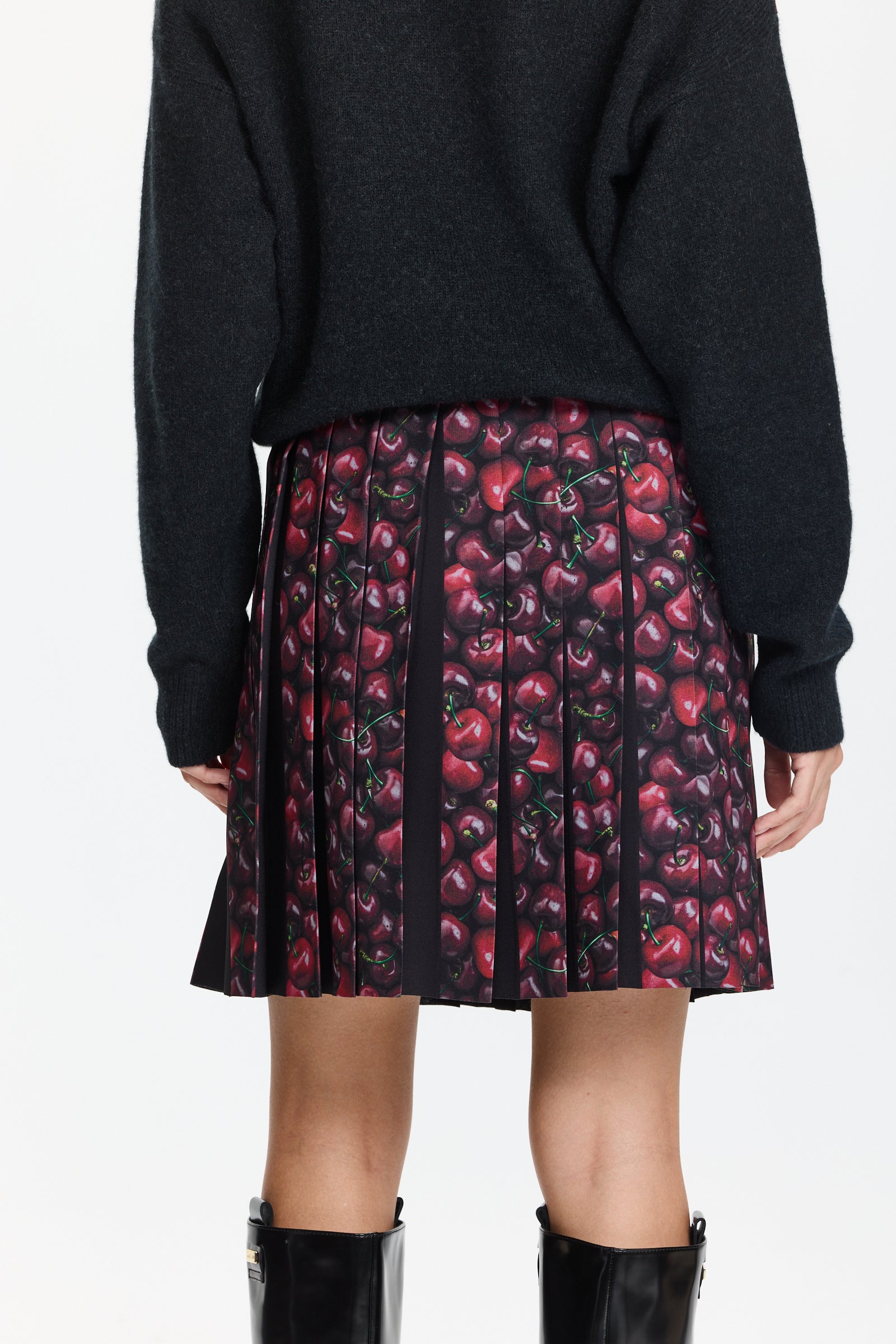 חצאית קפלים קצרה עם הדפס דובדבנים משתנה ובד מקופל שחור, בגזרה קלאסיתהרכב הבד: 100% פוליאסטרהדוגמנית בגובה 1.75 ולובשת מידה 36 של Riani