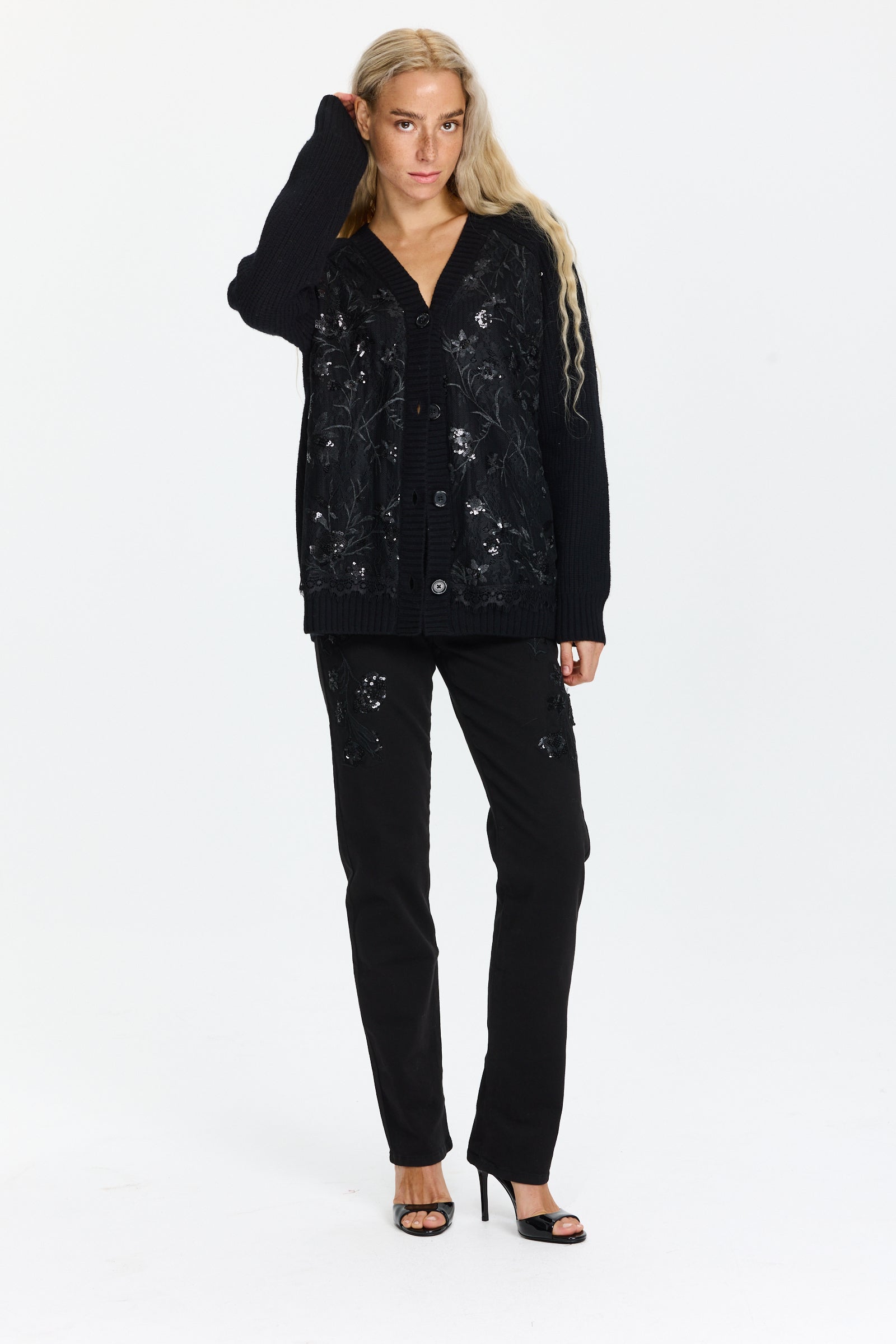 קרדיגן בגזרה רחבה, בשילוב פאייטים וסגירת כפתוריםהדוגמנית בגובה 1.75 ולובשת מידה 42 של Ermanno Scervino