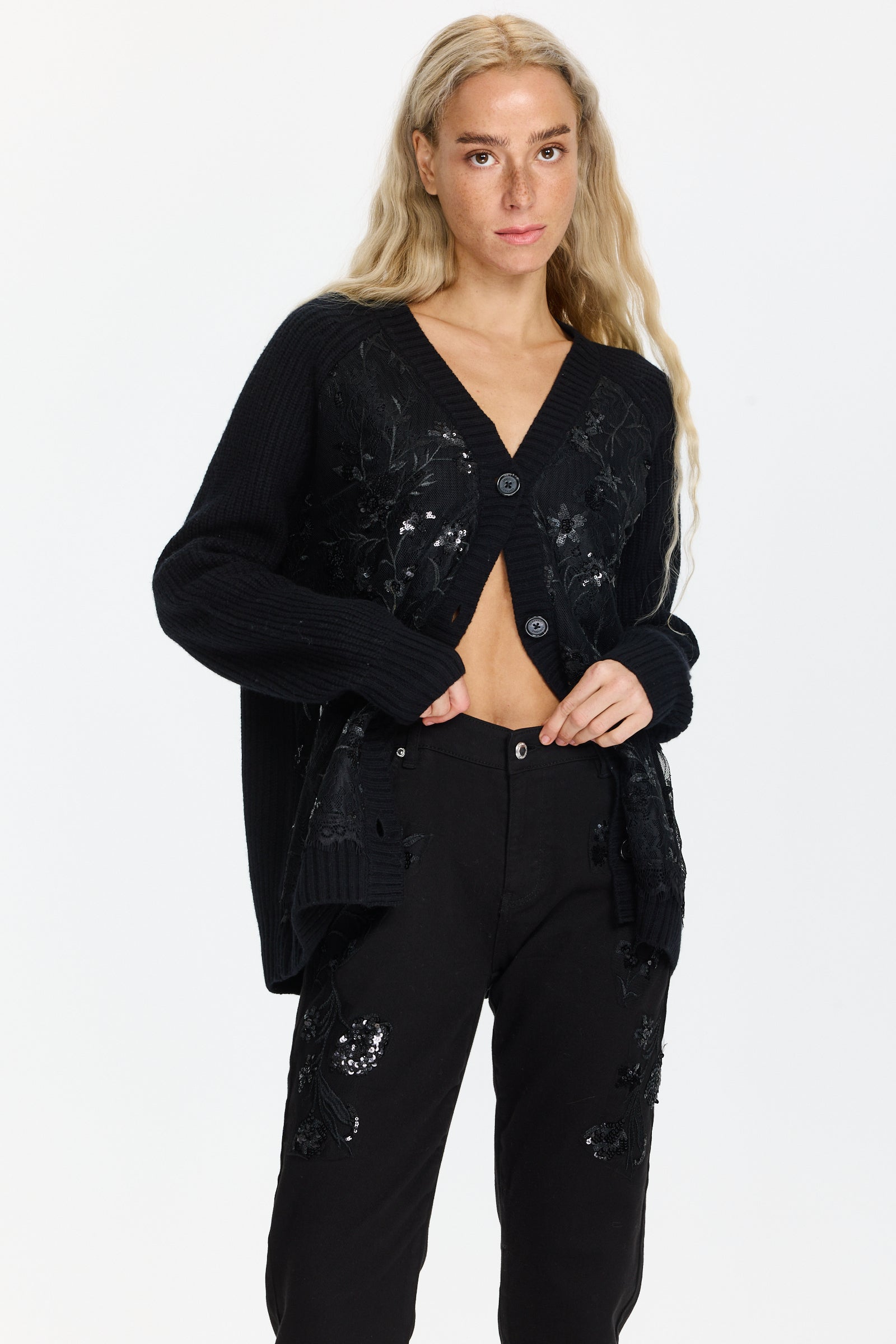 קרדיגן בגזרה רחבה, בשילוב פאייטים וסגירת כפתוריםהדוגמנית בגובה 1.75 ולובשת מידה 42 של Ermanno Scervino