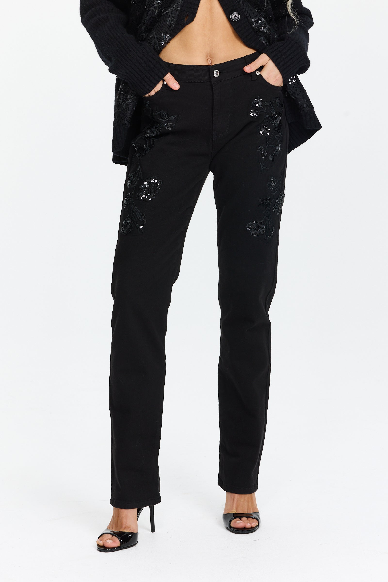 מכנסיי ג'ינס בגזרה צמודה, בשילוב פאייטים פזוריםהדוגמנית בגובה 1.75 ולובשת מידה 42 של Ermanno Scervino