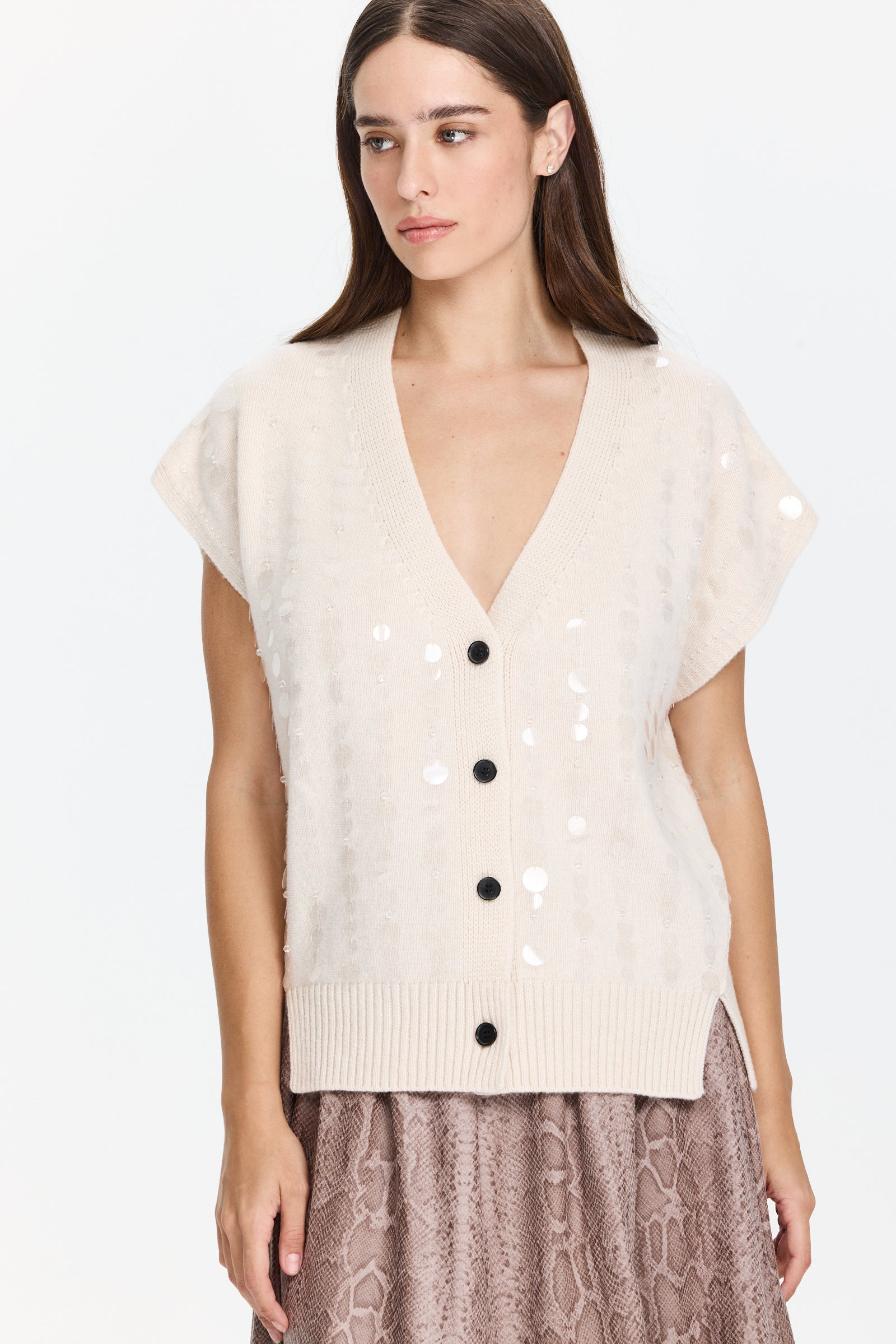 ווסט סרוג עם פייאטים בגזרה רחבה, עם סגירת כפתוריםהדוגמנית בגובה 1.75 ולובשת מידה 40 של Lorena Antoniazzi