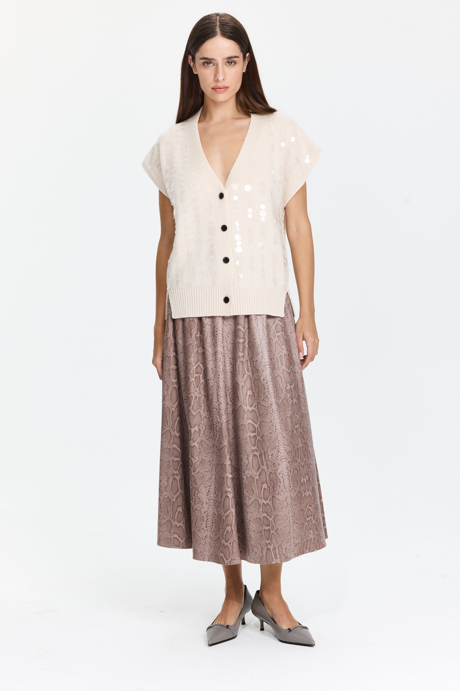 ווסט סרוג עם פייאטים בגזרה רחבה, עם סגירת כפתוריםהדוגמנית בגובה 1.75 ולובשת מידה 40 של Lorena Antoniazzi