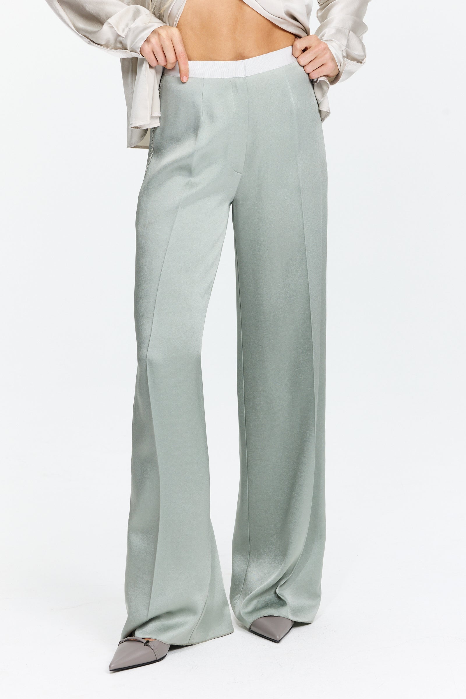 מכנסי סאטן אלגנטיים בגזרה גבוהה, עם רקמה צדדית עדינההרכב בד: 74% אצטט, 26% ויסקוזההדוגמנית בגובה 1.75 ולובשת מידה I של Forte Forte