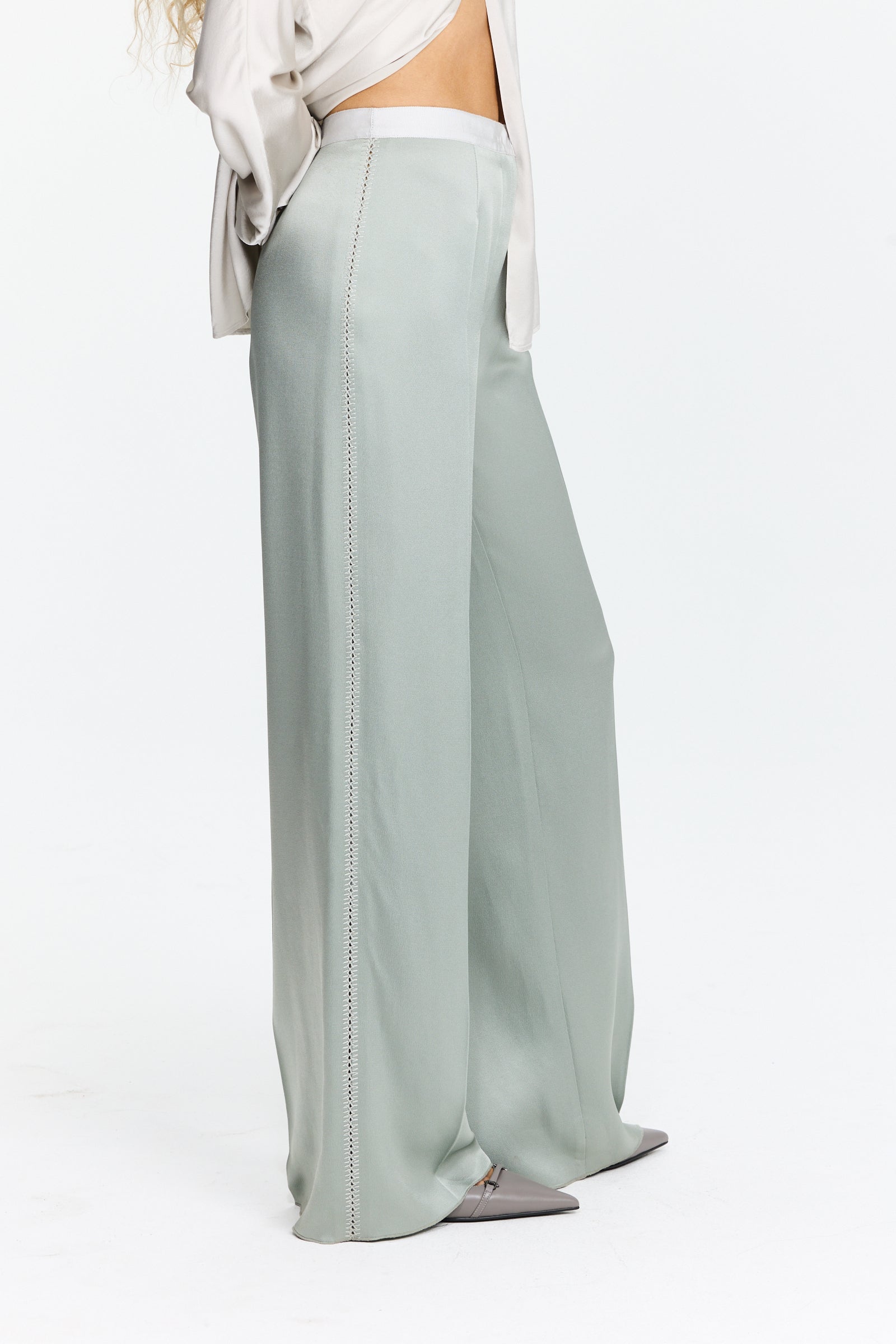 מכנסי סאטן אלגנטיים בגזרה גבוהה, עם רקמה צדדית עדינההרכב בד: 74% אצטט, 26% ויסקוזההדוגמנית בגובה 1.75 ולובשת מידה I של Forte Forte