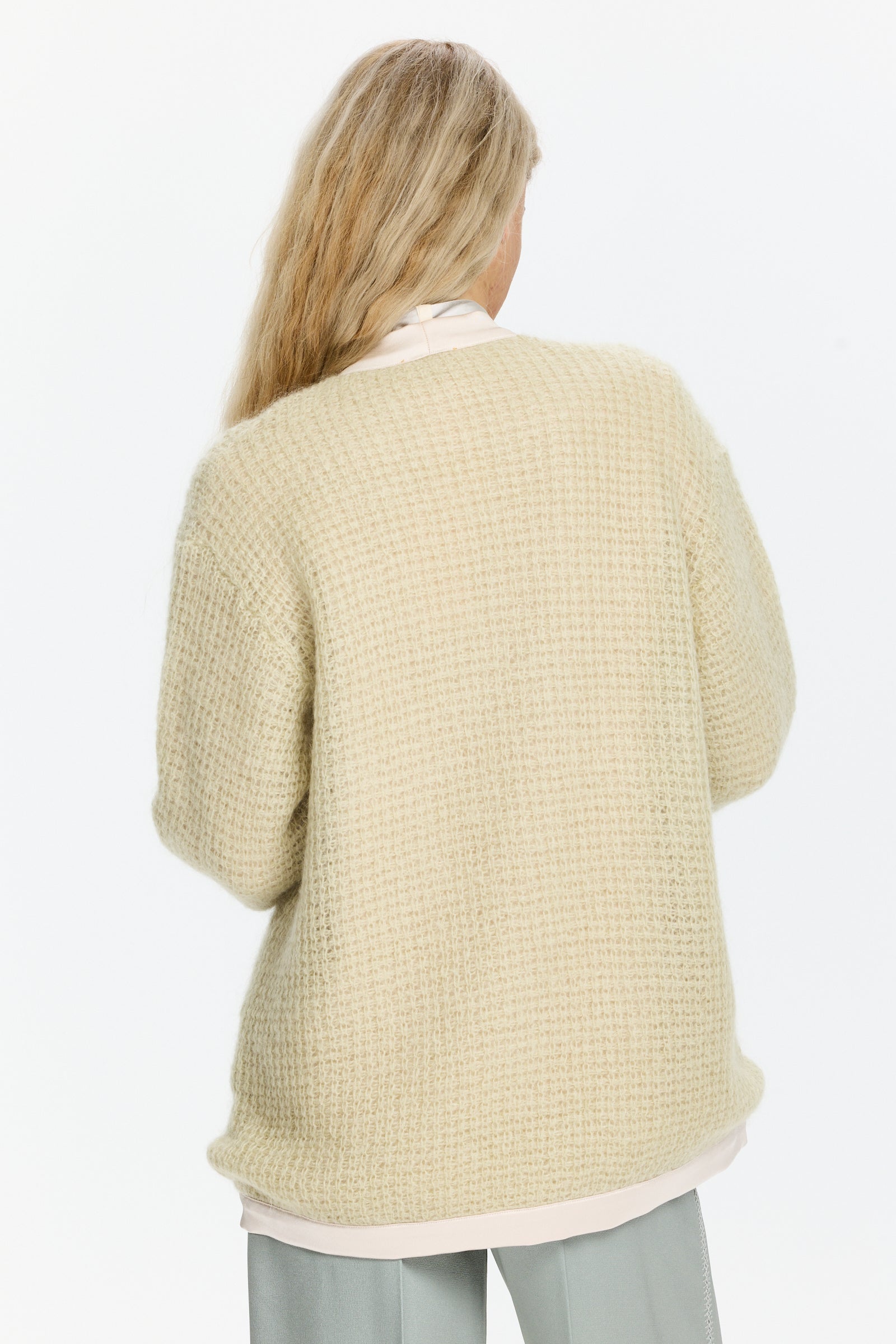 קרדיגן סריג וופל בגזרה רחבה עם כיסים קדמיים, כפתורים, שרוולים ארוכים וגימורים סאטןהרכב הבד: 50% מוהייר, 32% פוליאמיד, 18% צמר בתוליהדוגמנית בגובה 1.75 ולובשת מידה I של Forte Forte