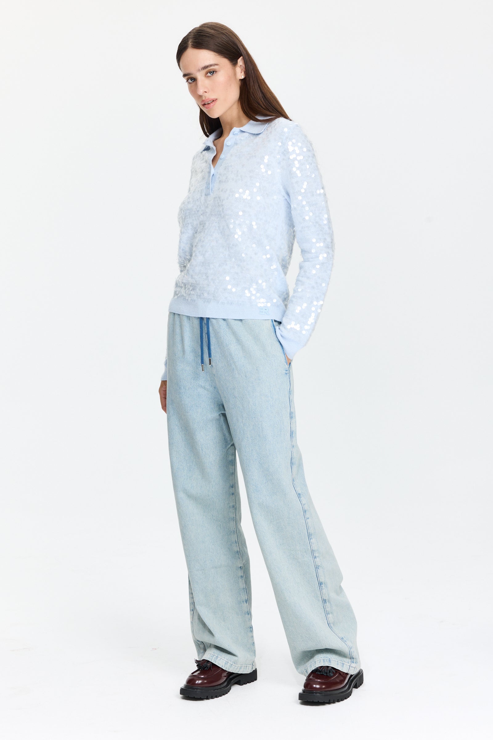 מכנסיי ג'ינס רכים ונינוחים בגזרה רחבה, עם גומי במותניים ושרוך לקשירההרכב: 100% כותנההדוגמנית בגובה 1.75 ולובשת מידה S של MOSCHINO