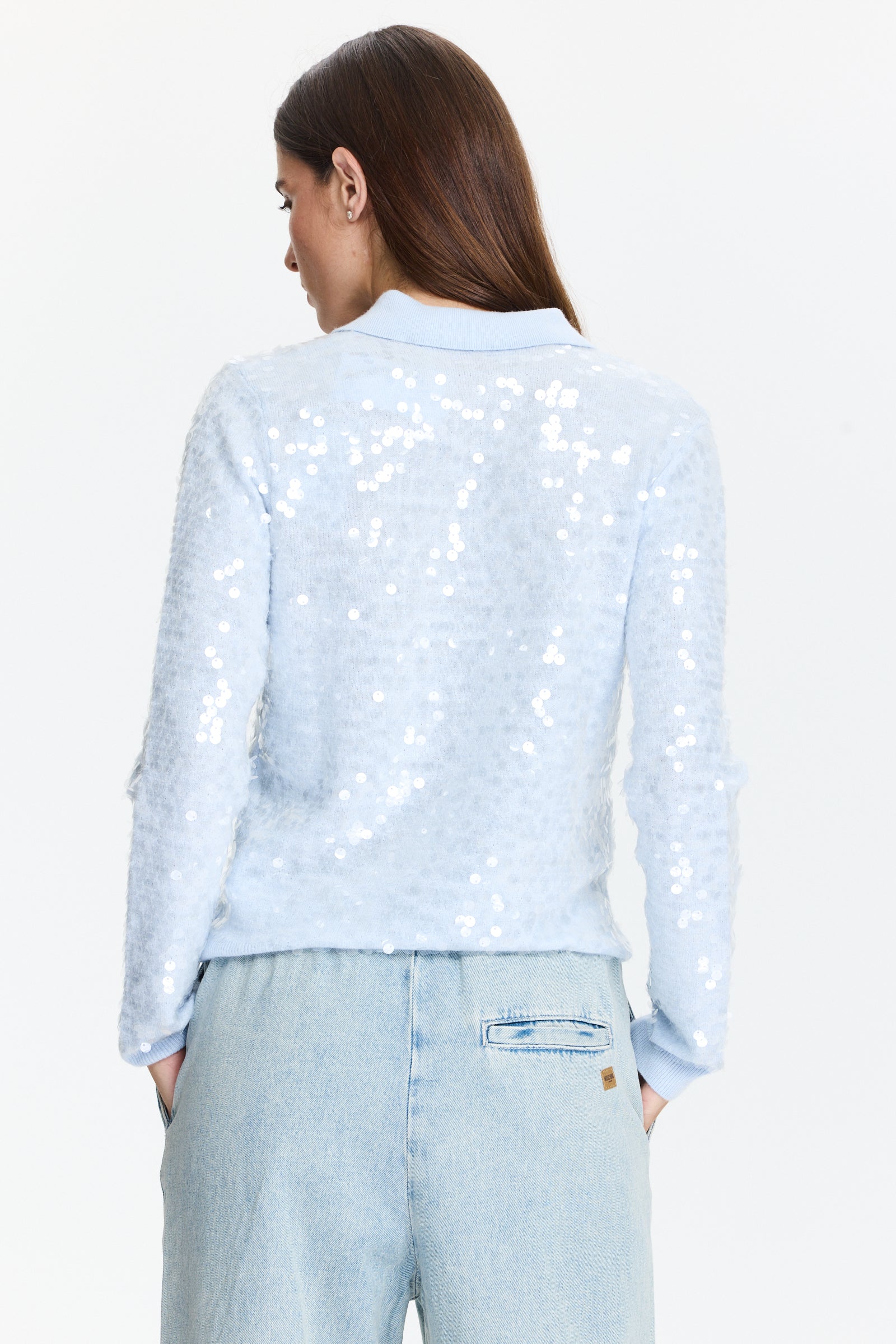 סריג פאייטים נעים ונינוח בגזרה ישרה, עם צווארון פולו וסגירת כפתוריםהרכב הבד: 47% קשמיר, 38% ויסקוזה, 10% פוליאמיד, 5% צמרהדוגמנית בגובה 1.75 ולובשת מידה 42 של Ermanno