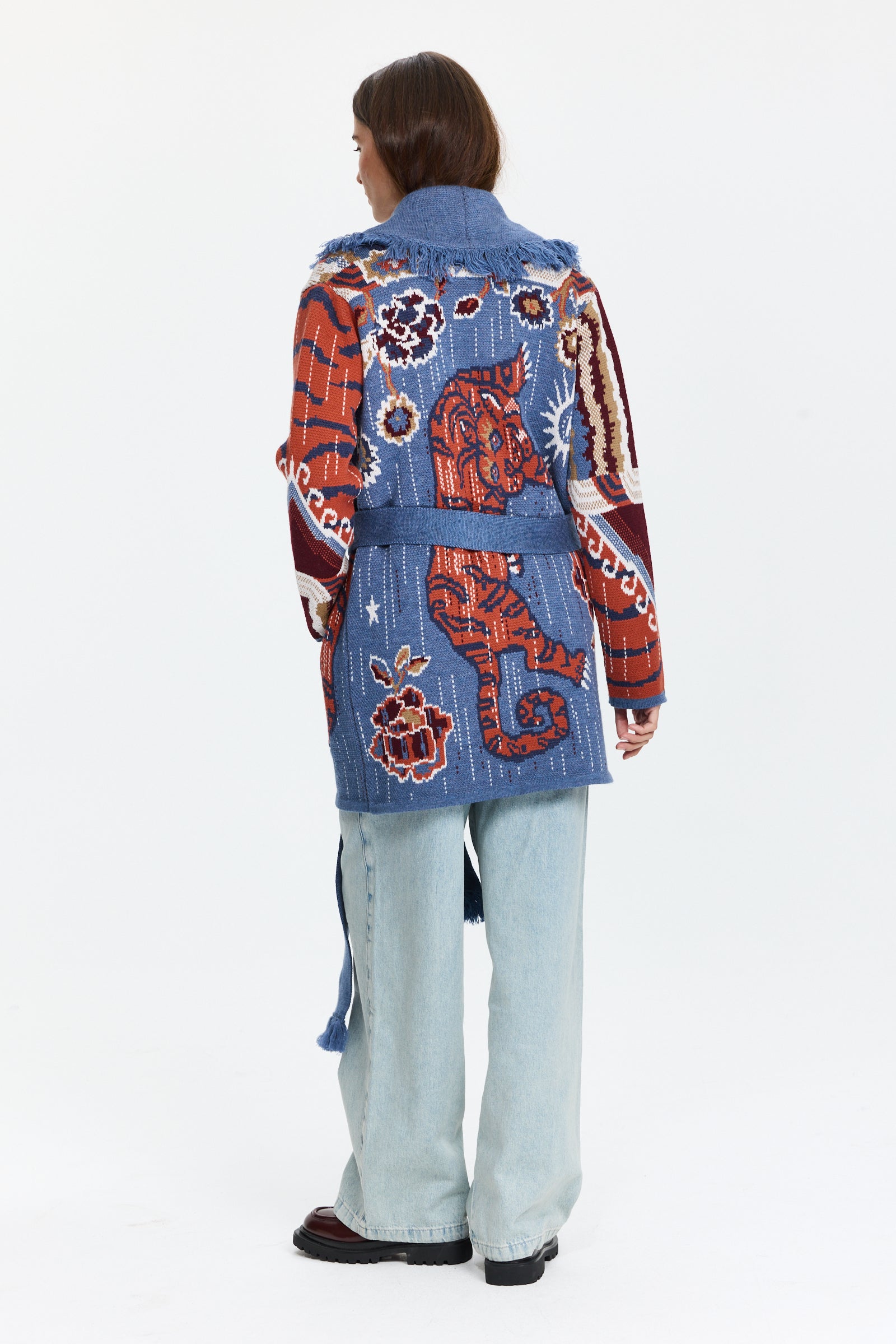 קרדיגן סרוג בצבע כחול עם הדפס נמר טיבטיהרכב הבד: 100% צמר מרינוהדוגמנית בגובה 1.75 ולובשת מידה S של Hayley Menzies