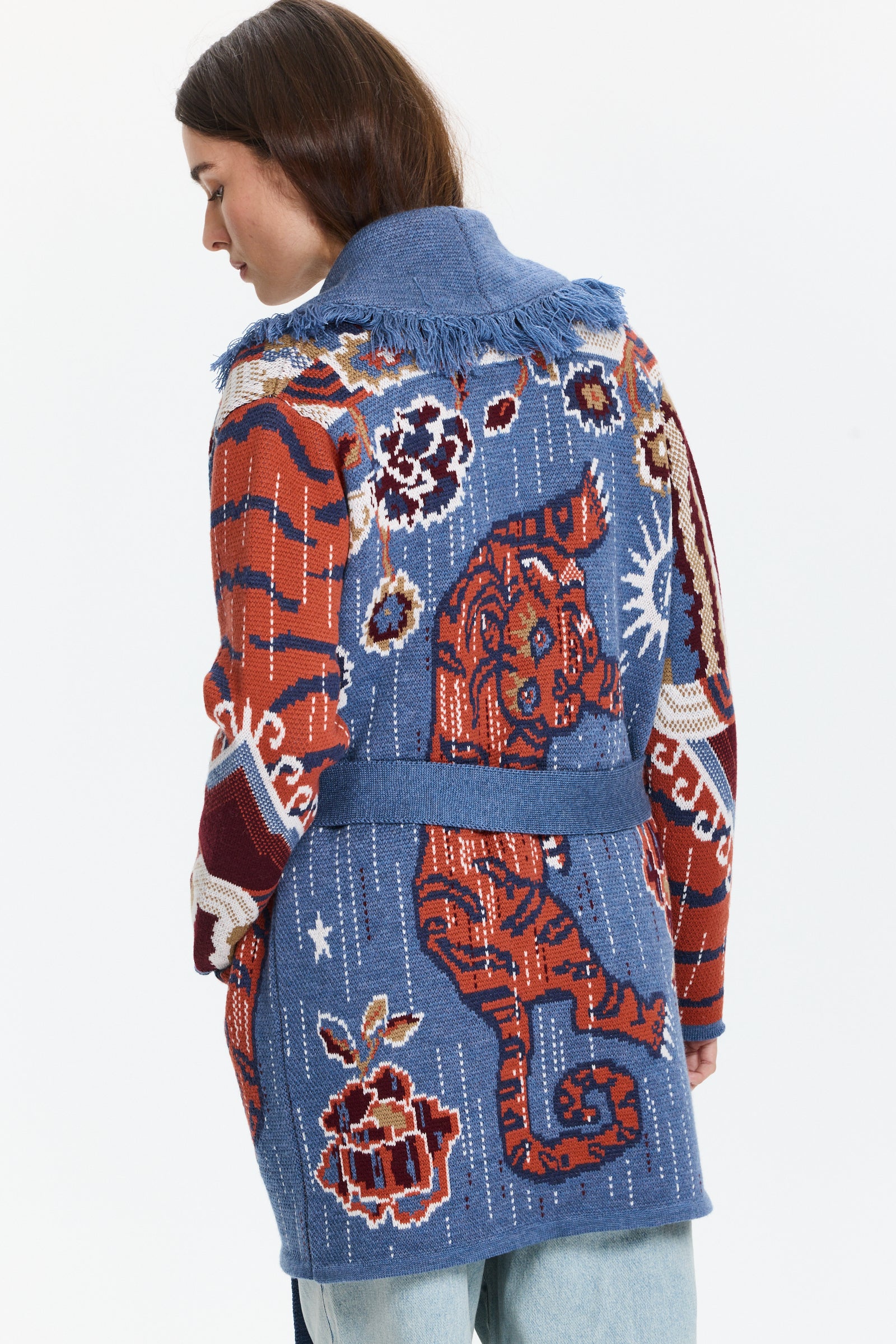 קרדיגן סרוג בצבע כחול עם הדפס נמר טיבטיהרכב הבד: 100% צמר מרינוהדוגמנית בגובה 1.75 ולובשת מידה S של Hayley Menzies