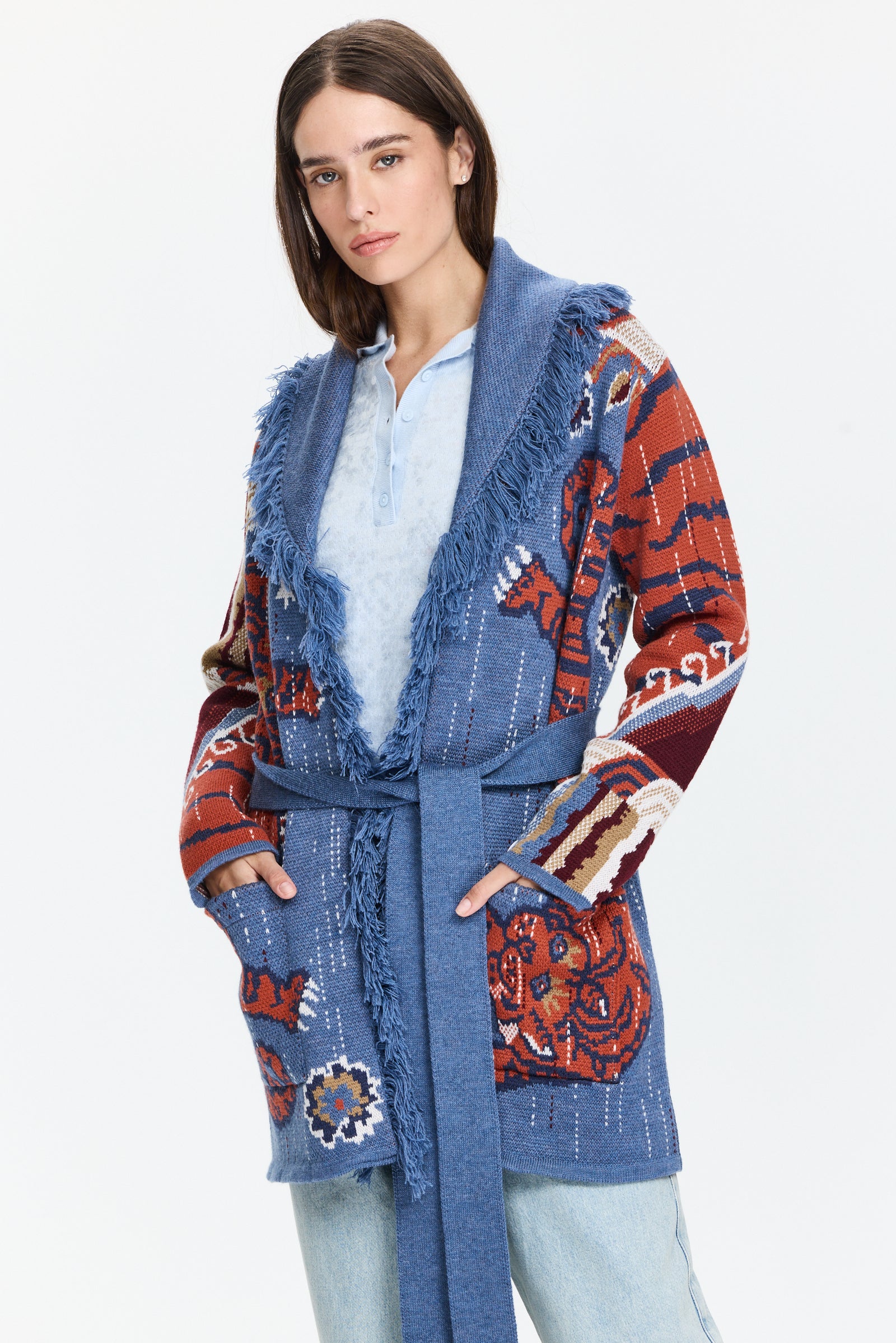 קרדיגן סרוג בצבע כחול עם הדפס נמר טיבטיהרכב הבד: 100% צמר מרינוהדוגמנית בגובה 1.75 ולובשת מידה S של Hayley Menzies