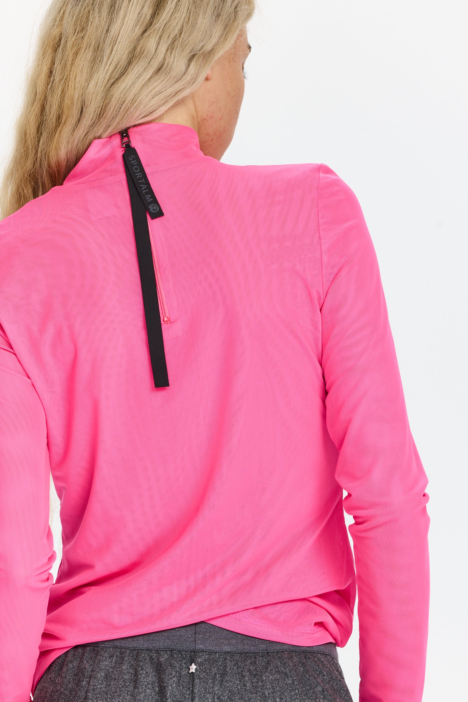 חולצת רשת שקפקפה, בגזרה צמודההרכב בד: 90% פוליאמיד, 10% אלסטןהדוגמנית בגובה 1.75 ולובשת מידה 36 של Sportalm