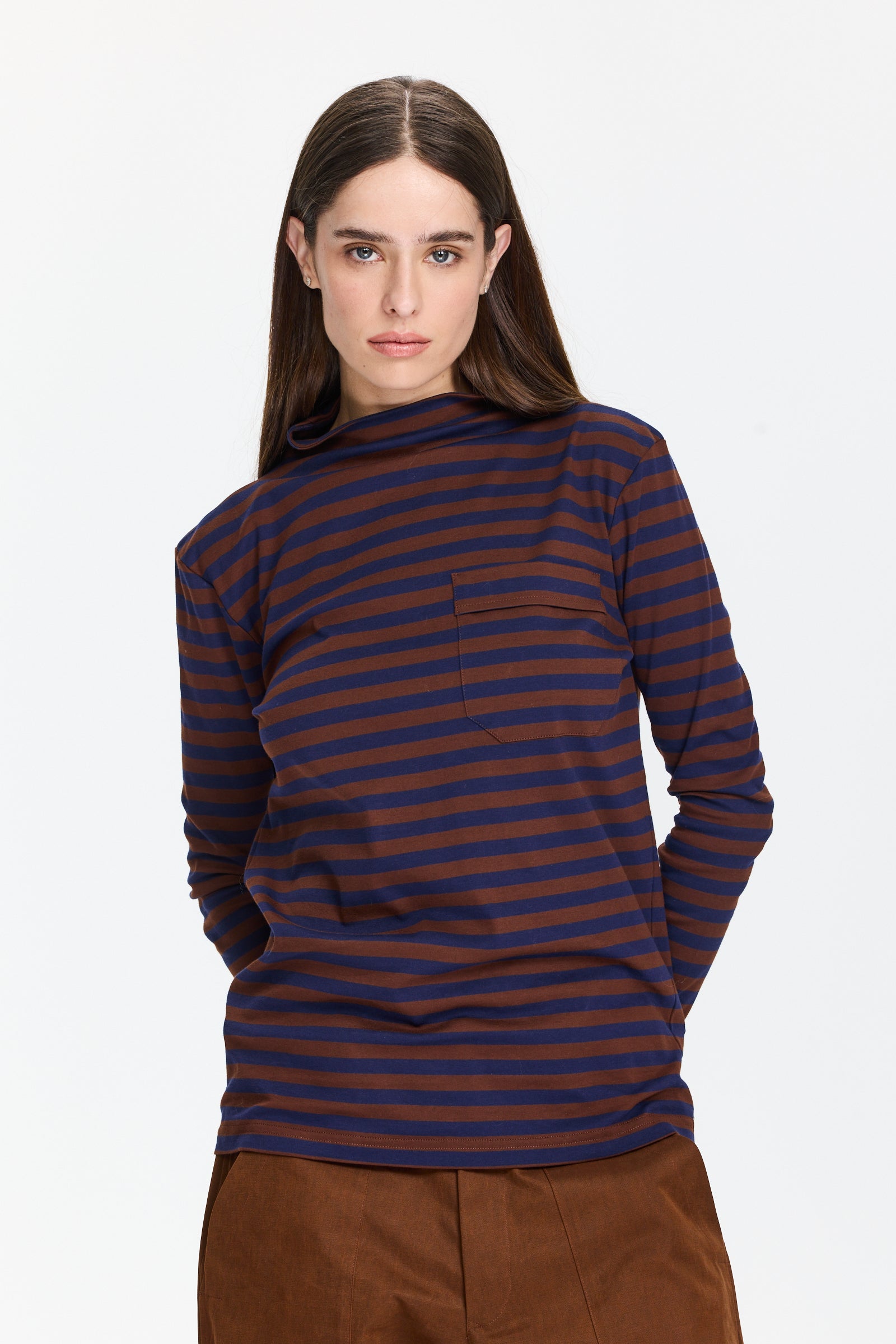 טישירט פסים עם צווארון גבוה וכיס בחזיתהרכב הבד: 100% כותנההדוגמנית בגובה 1.75 ולובשת מידה 42 של Plan C