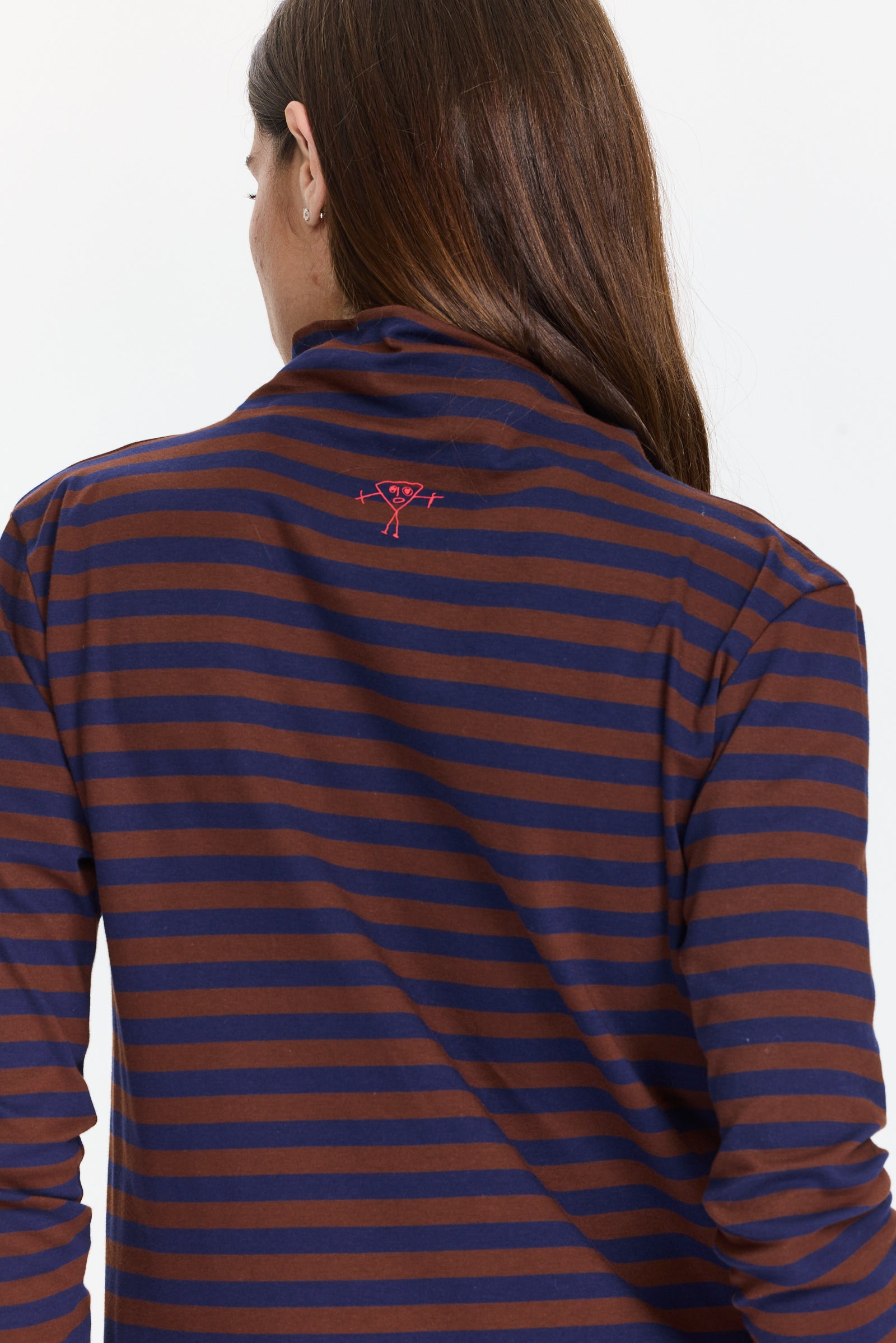 טישירט פסים עם צווארון גבוה וכיס בחזיתהרכב הבד: 100% כותנההדוגמנית בגובה 1.75 ולובשת מידה 42 של Plan C