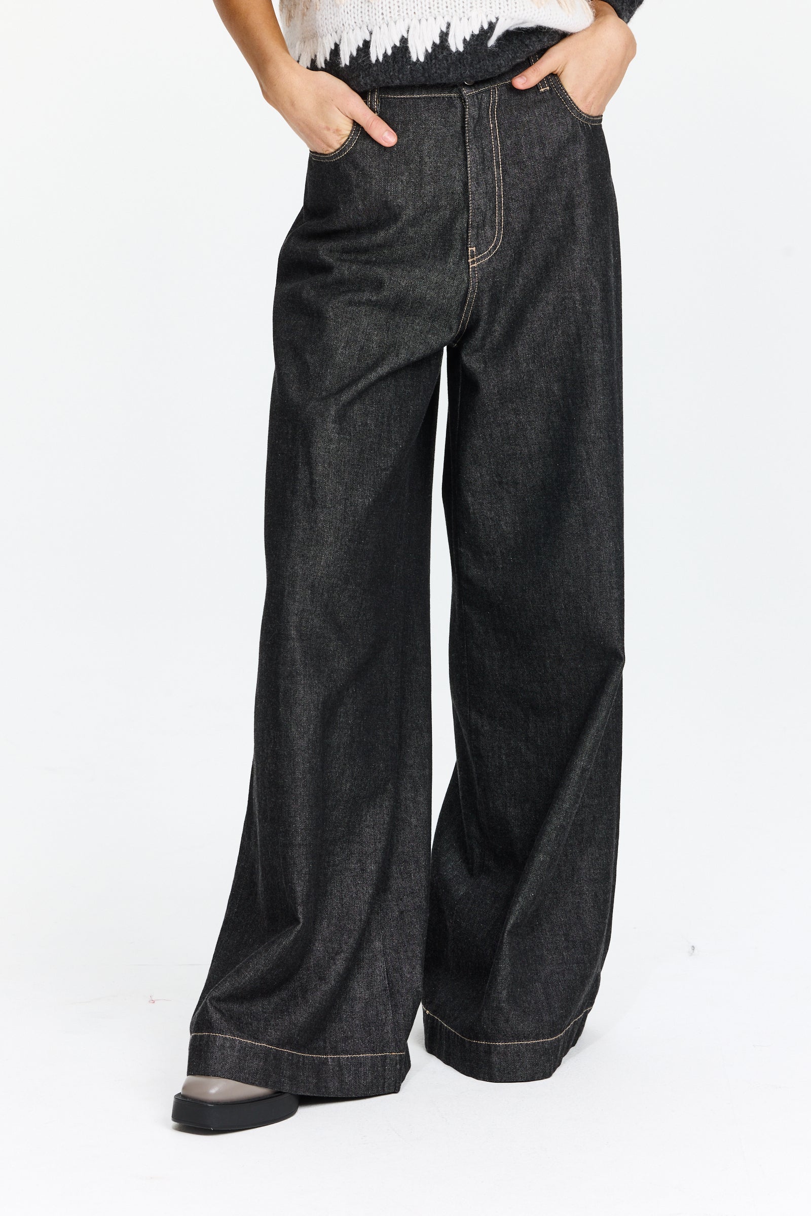 ג’ינס רחב בגזרה גבוהה, סגירה ברוכסן וכפתורהרכב בד: 100% כותנההדוגמנית בגובה 1.75 ולובשת מידה 44 של Lorena Antoniazzi