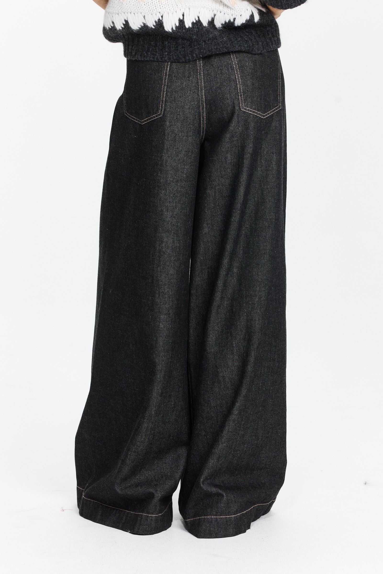 ג’ינס רחב בגזרה גבוהה, סגירה ברוכסן וכפתורהרכב בד: 100% כותנההדוגמנית בגובה 1.75 ולובשת מידה 44 של Lorena Antoniazzi