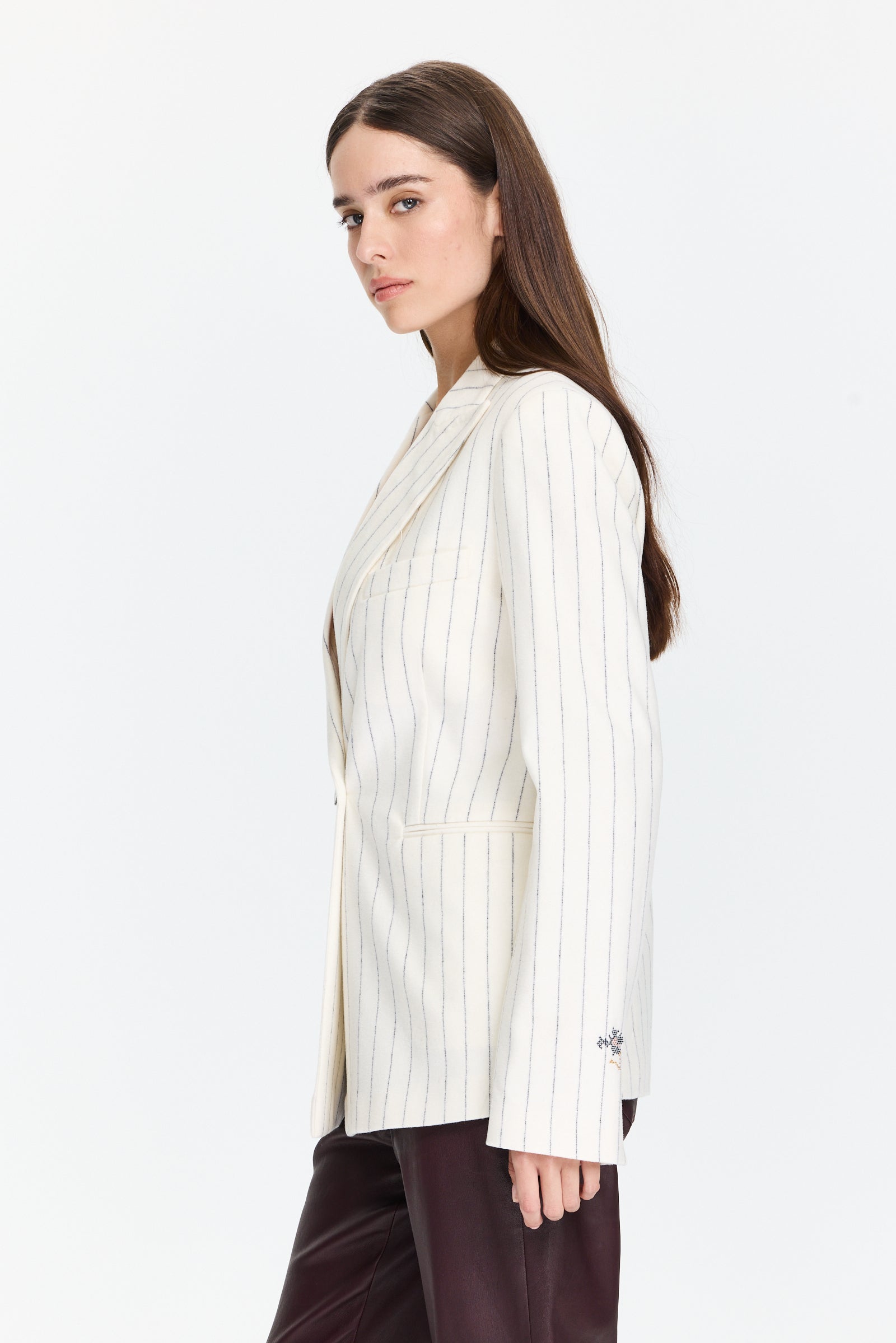  בלייזר פסים בגזרה ישרה, עם שני כפתורים ורקמות בחזית, בשרוול ובגבהרכב בד: 70% צמר, 25% פוליאמיד, 5% סיבים אחריםהדוגמנית בגובה 1.75 ולובשת מידה I של Forte Forte