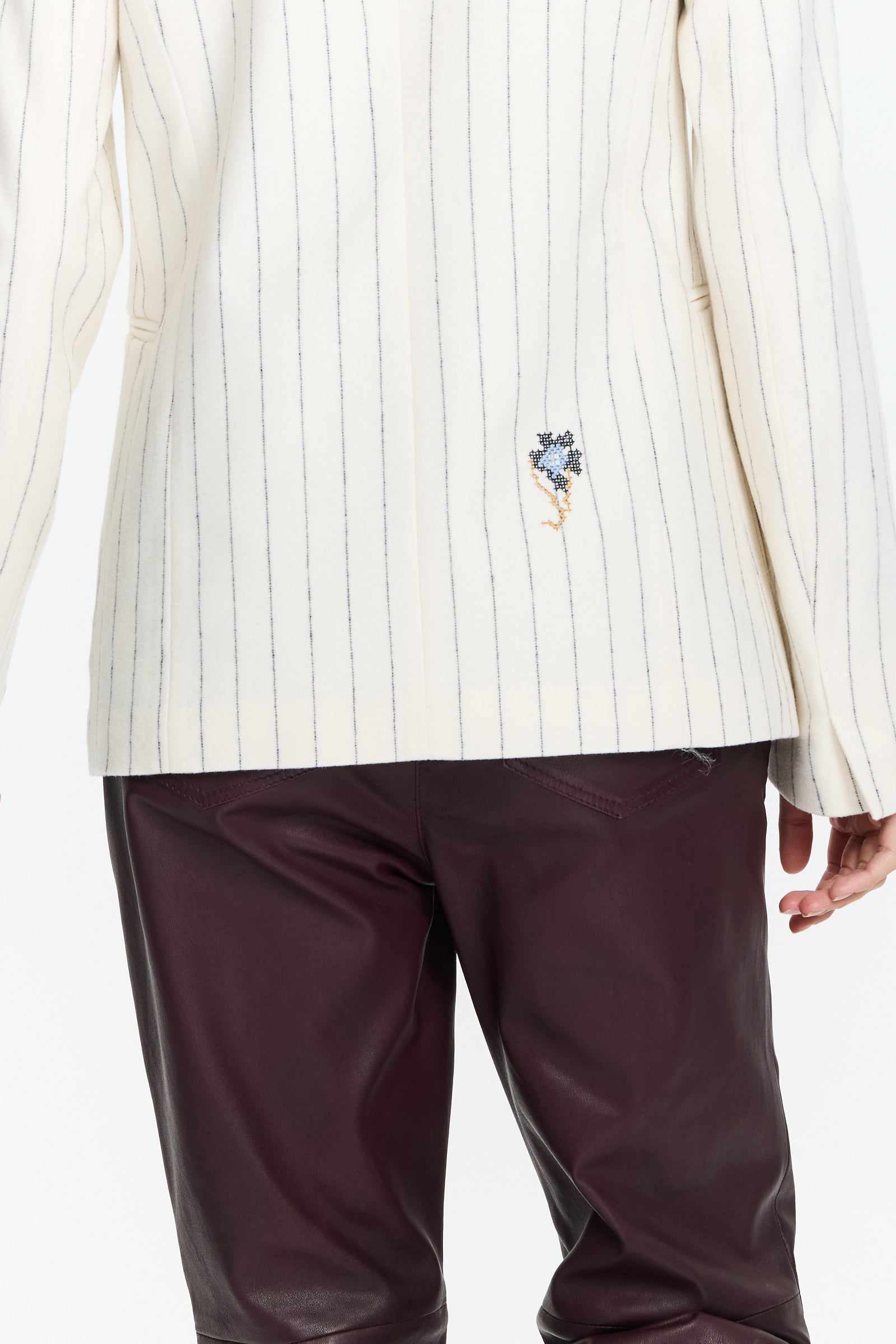  בלייזר פסים בגזרה ישרה, עם שני כפתורים ורקמות בחזית, בשרוול ובגבהרכב בד: 70% צמר, 25% פוליאמיד, 5% סיבים אחריםהדוגמנית בגובה 1.75 ולובשת מידה I של Forte Forte