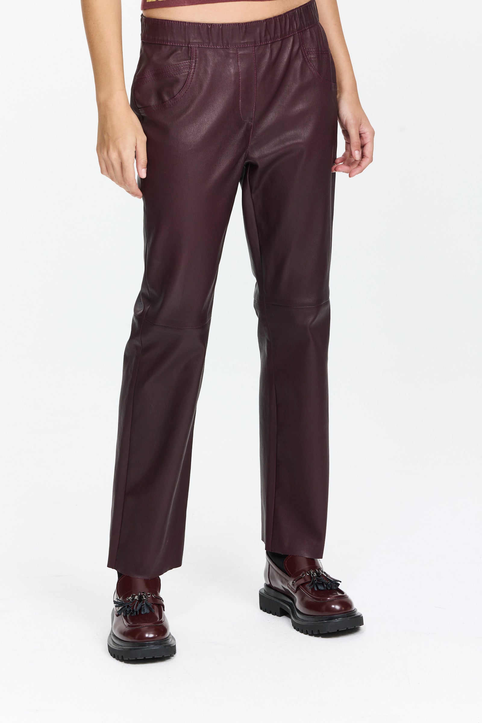 מכנסיי עור עם מותן אלסטית ושני כיסים קדמייםהרכב בד: 100% עור כבשהדוגמנית בגובה 1.75 ולובשת מידה 36 של LOUISA CERANO